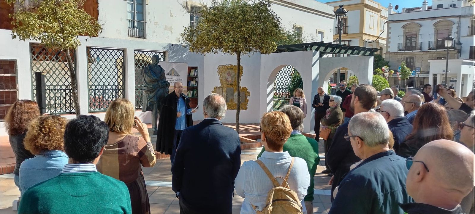 Una de las citas de Betilo ante el monumento de Muñoz Seca.