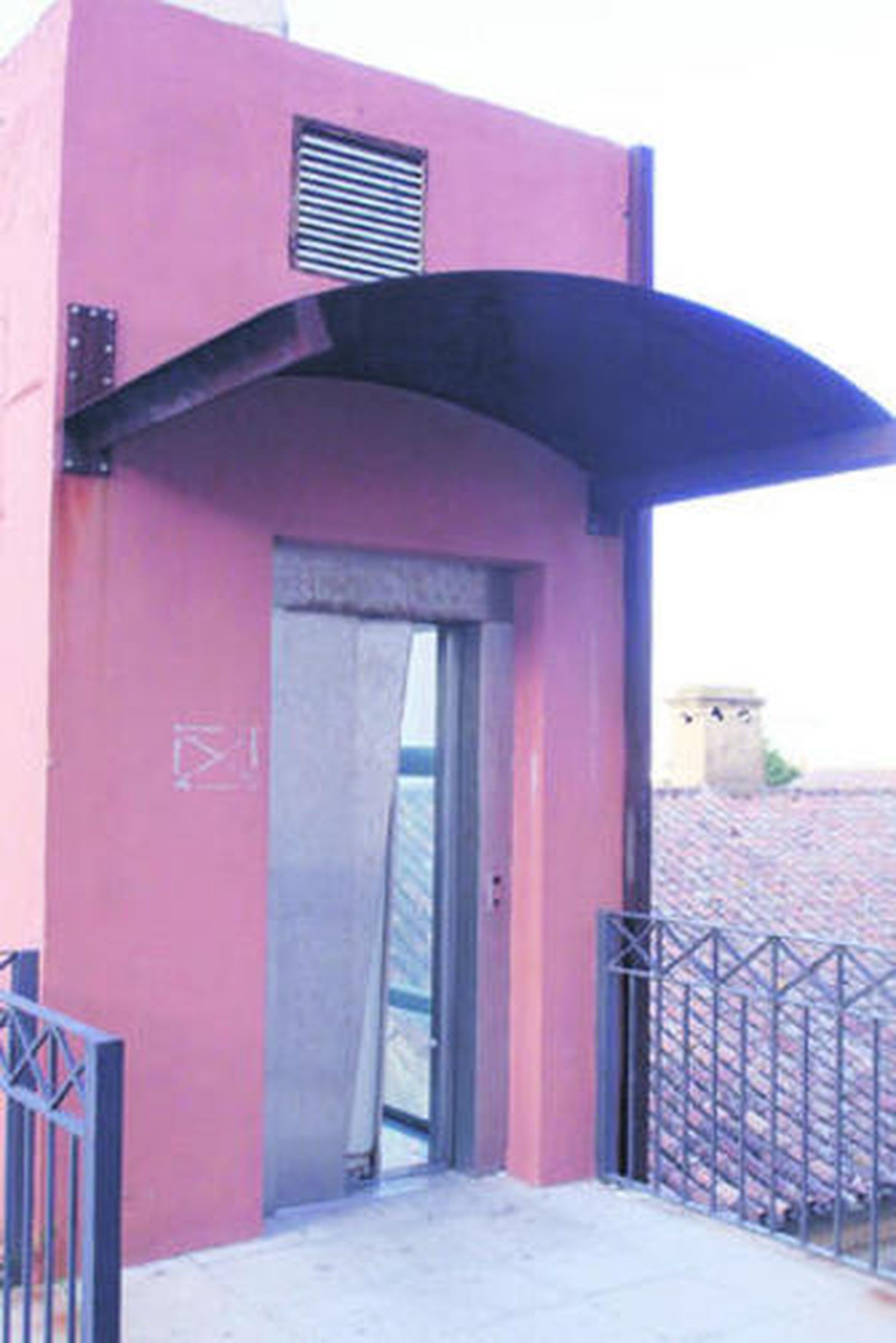 Daños ocasionados al ascensor panorámico.