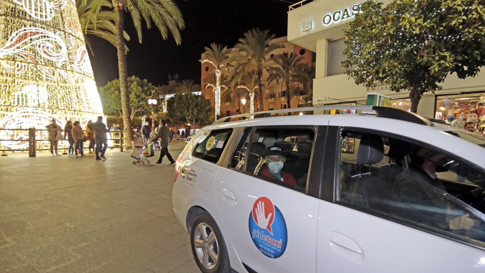 Los ancianos de Jerez de paseo en taxis para ver el alumbrado navideño