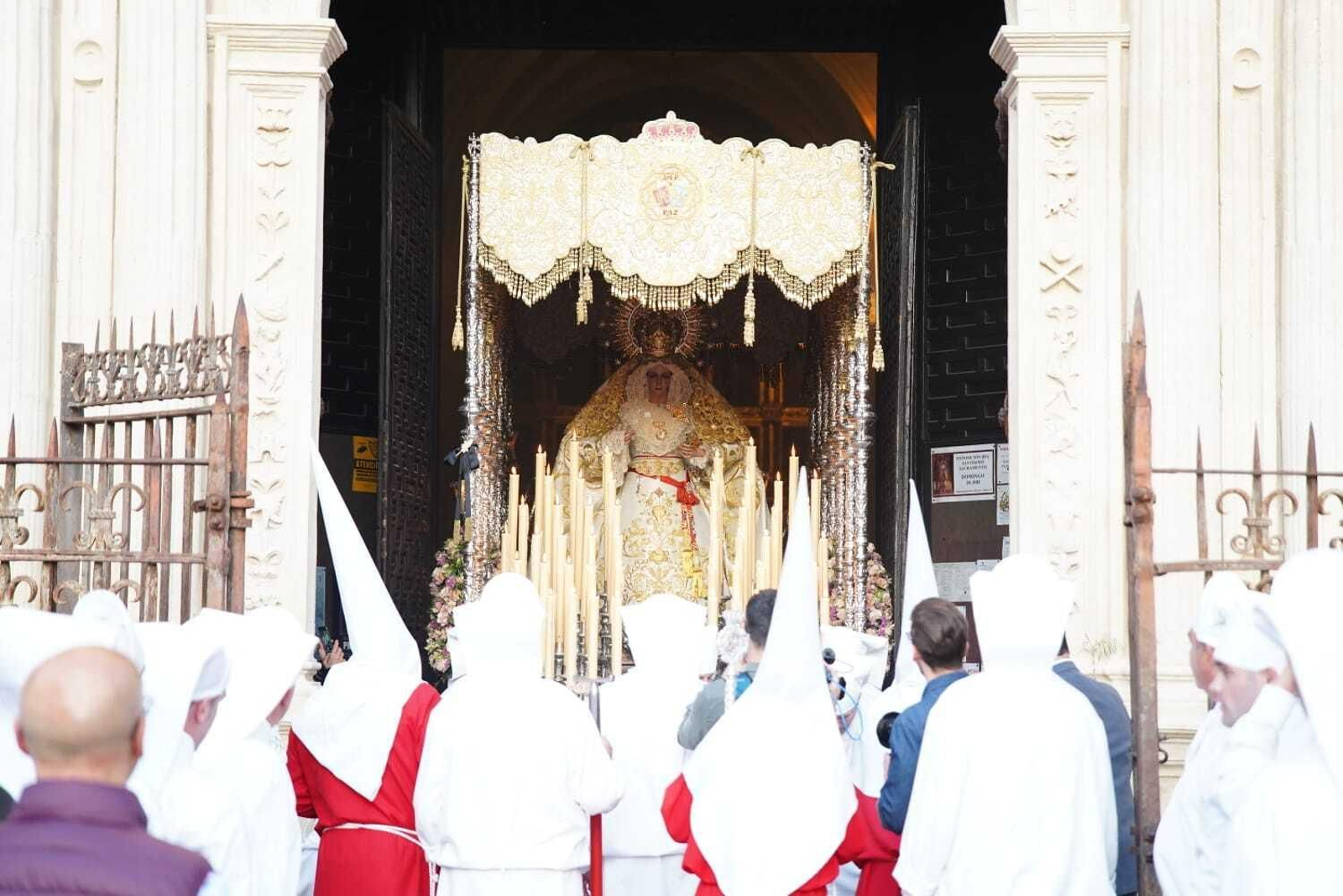Martes Santo en Lucena: Las procesiones del Carmen, Servitas y Amor y Paz, en imágenes