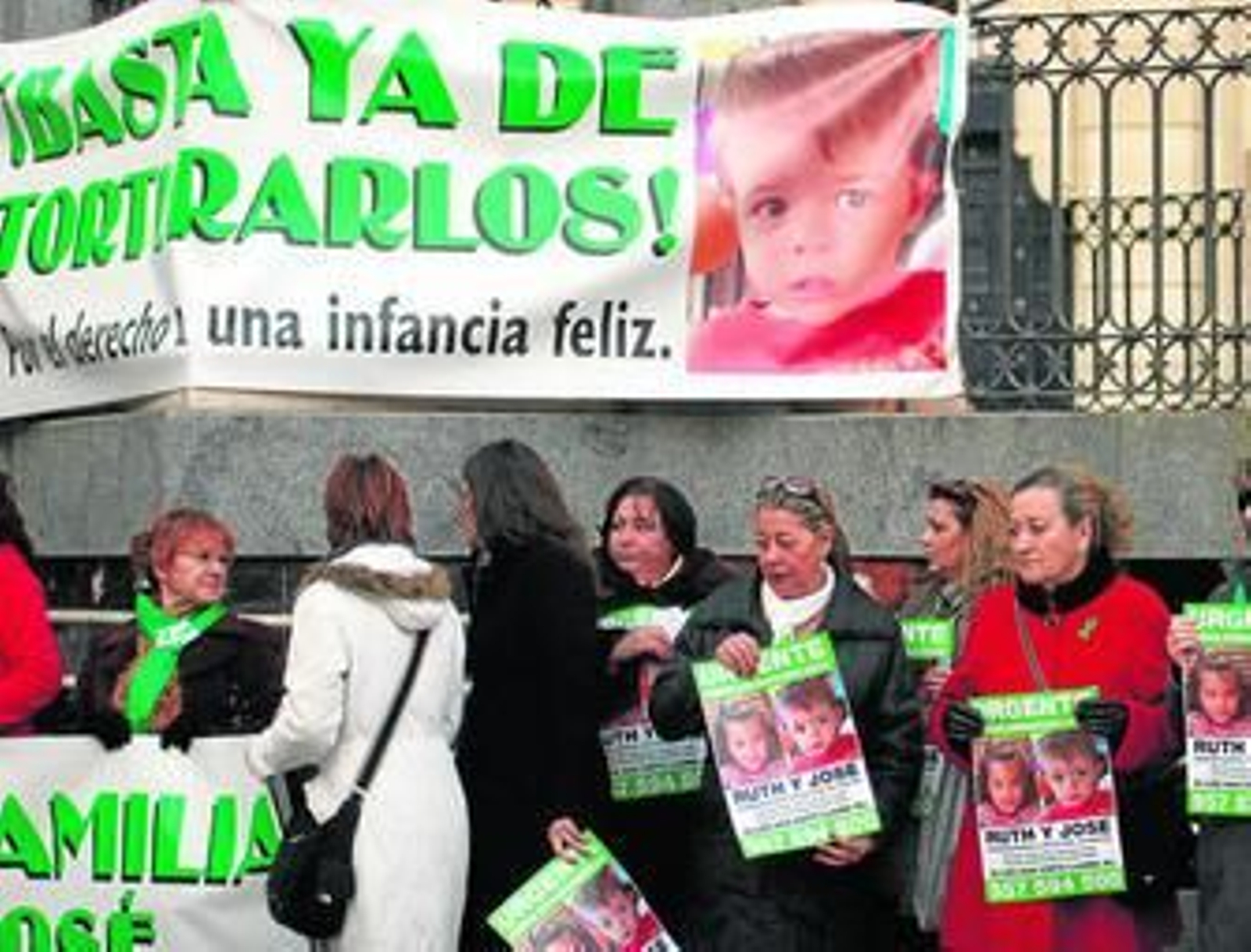 Un grupo de asistentes a la concentración de ayer en la plaza de las Monjas.