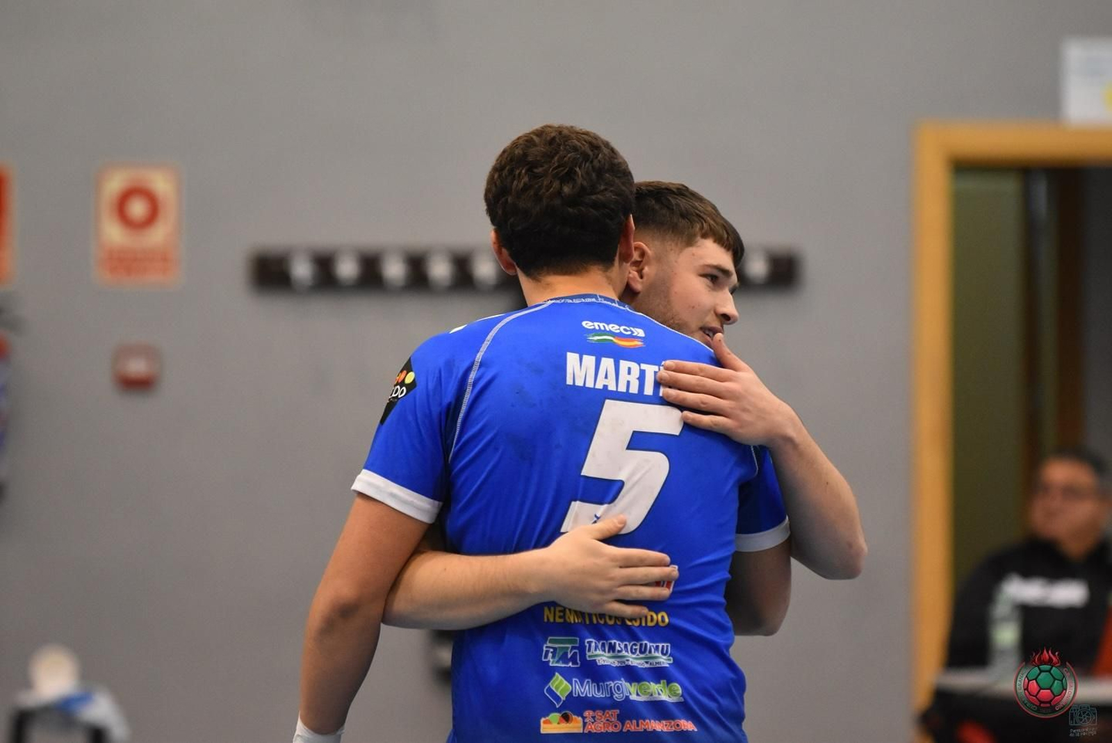 Dos jugadores del conjunto canterano-sureño se dan un abrazo durante un encuentro de la presente temporada.