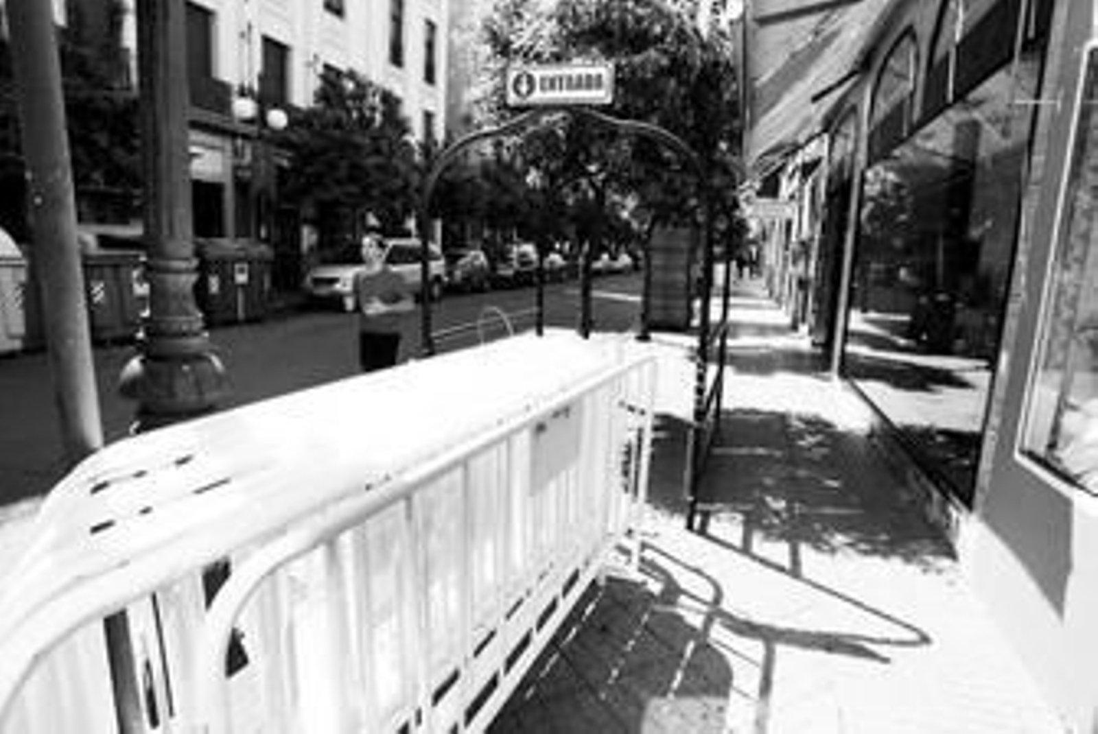 Vallas, sillas y pasos de peatones, en la carrera oficial.