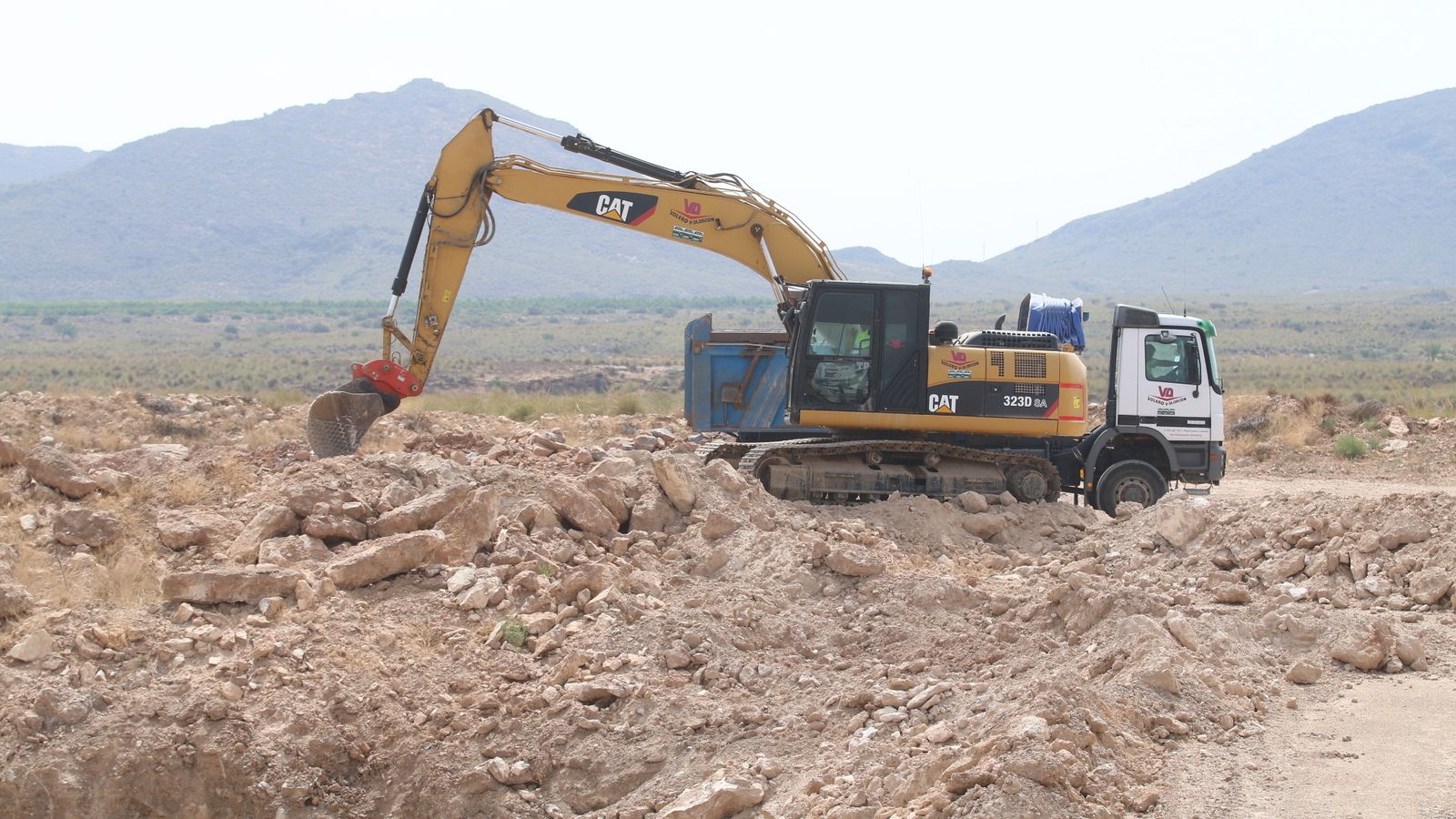 Las máquinas trabajan a todo ritmo para cumplir los plazos establecidos.