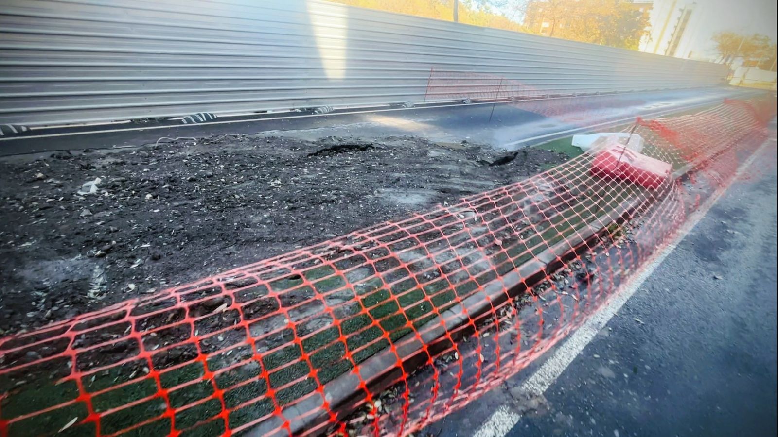Vecinos de Almería alertan de nuevas grietas alrededor del socavón de la avenida Sierra Alhamilla días después de que Adif cubriera el hundimiento con tierra y mantuviera cortada la circulación