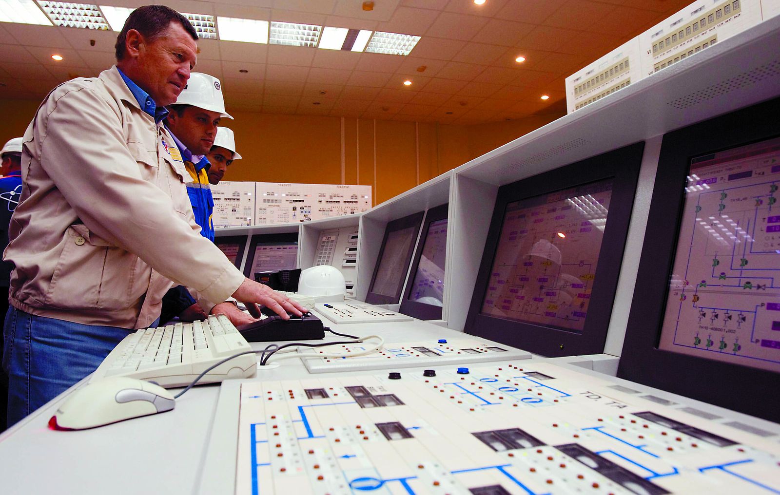 Un operario en una central nuclear