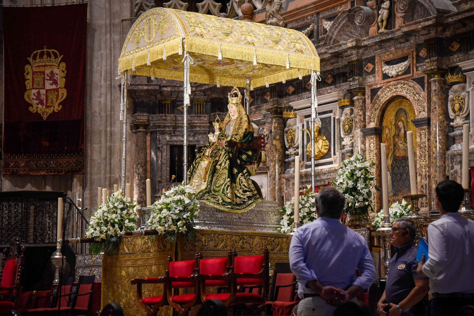 La Virgen de los Reyes, ya dispuesta para la procesión