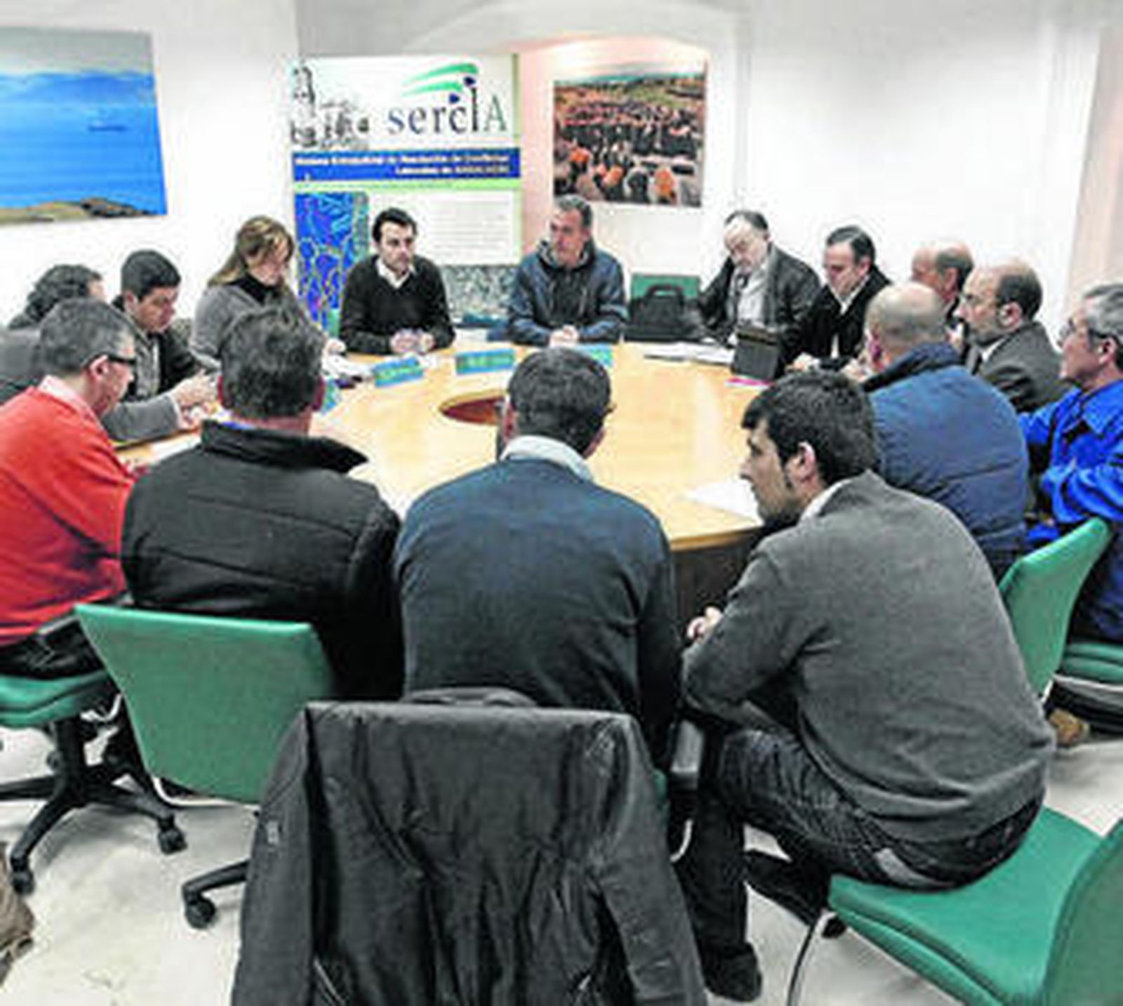Un momento de la reunión ante el Sercla, ayer por la mañana.