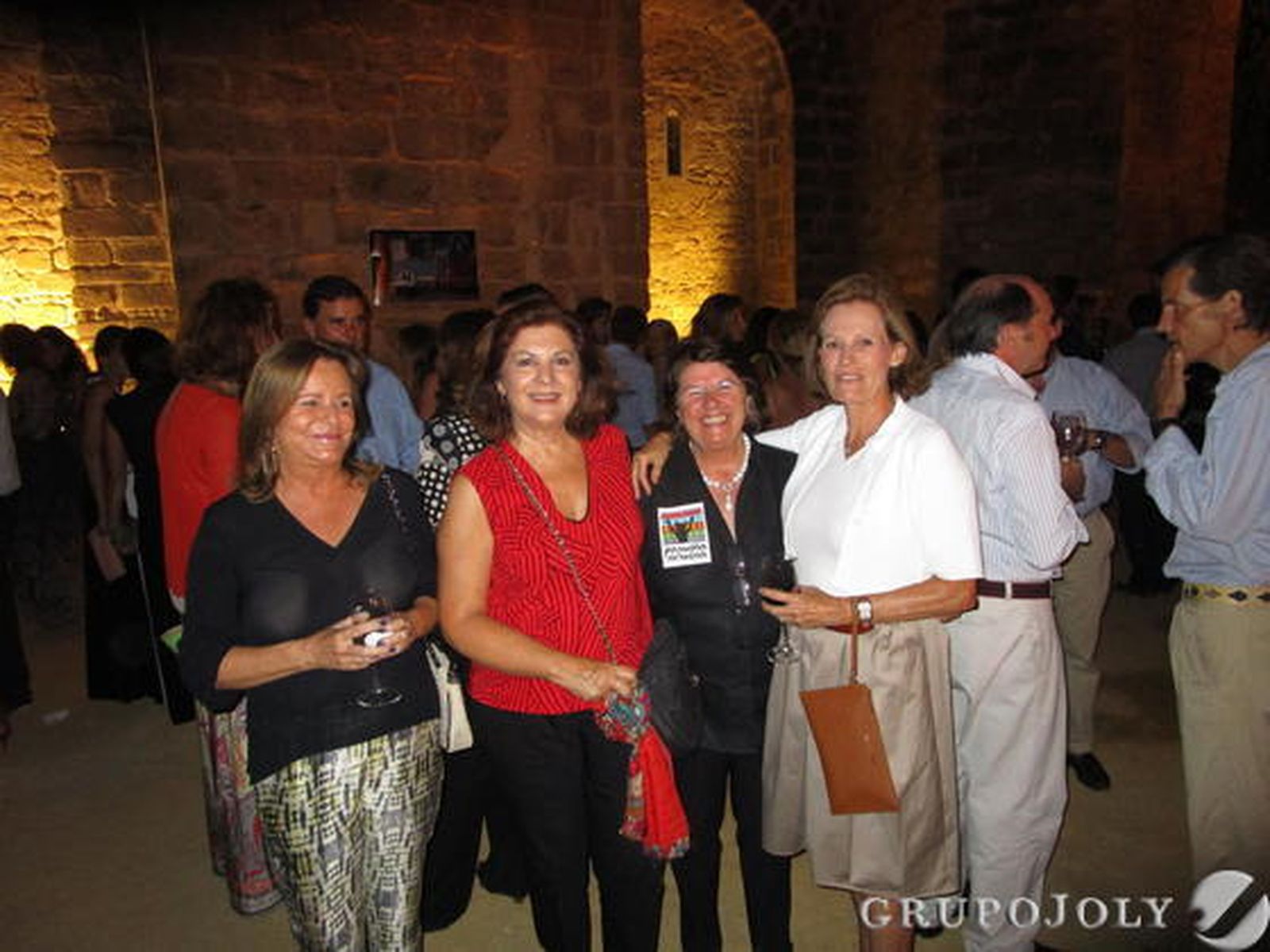 Nuni Villar, Mabel Portillo, Begoña Larrañaga y condesa Güell, durante el cóctel, en el Castillo de San Marcos.

Foto: Ignacio Casas de Ciria