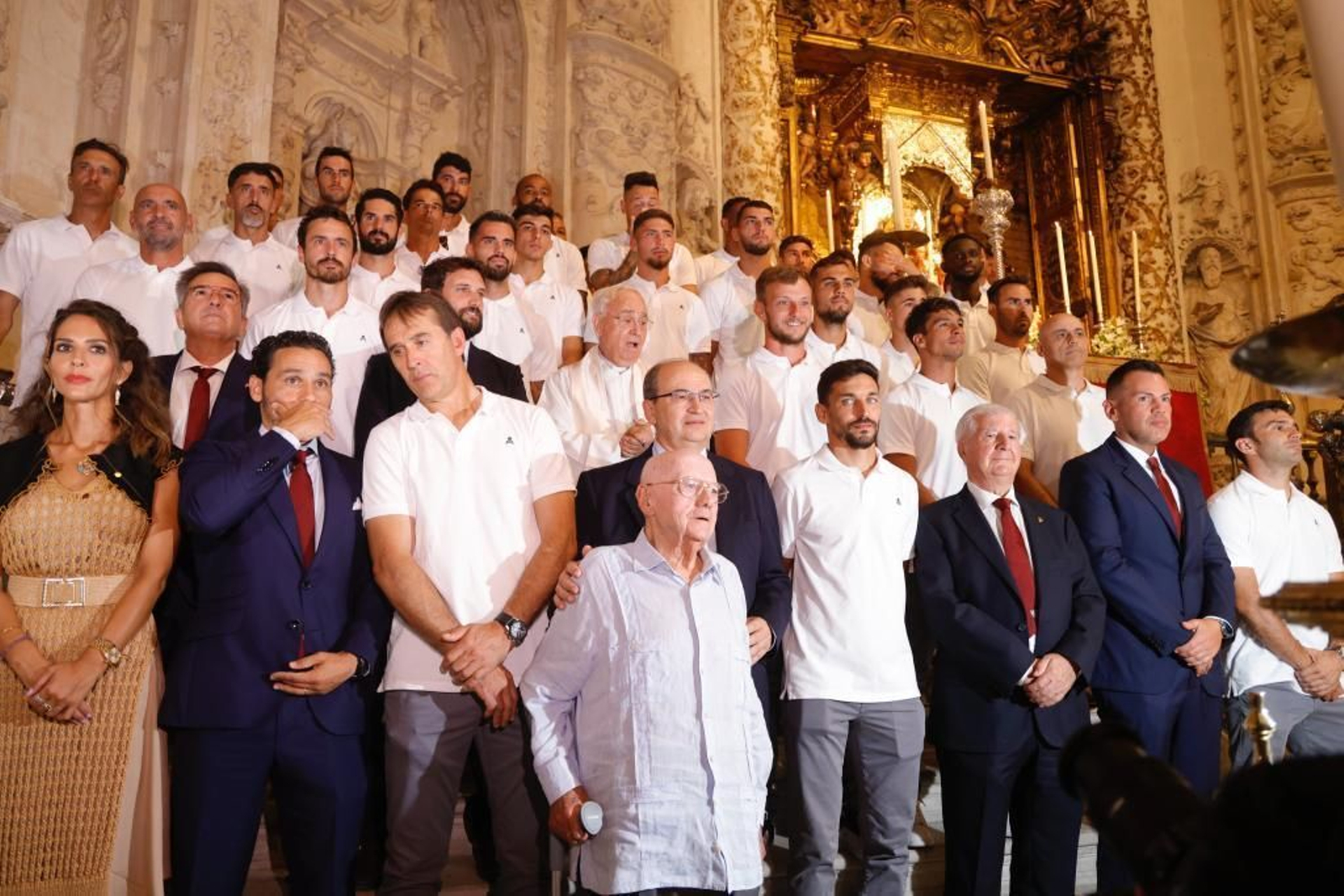 La ofrenda floral del Sevilla ante la Virgen de los Reyes.