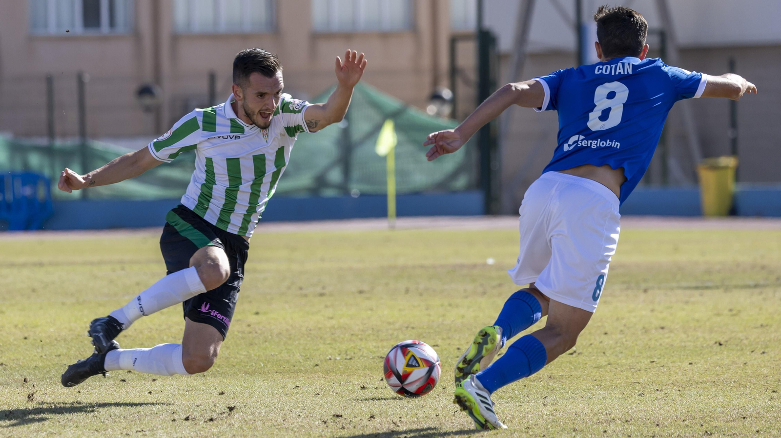 Adrián Lapeña despeja un balón en el Melilla - Córdoba CF. Adrián Lapeña despeja un balón en el Melilla - Córdoba CF.