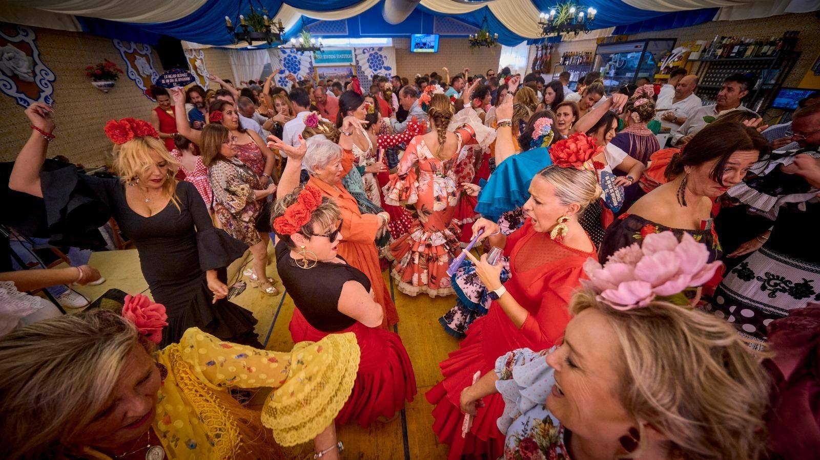 Mujeres bailando sevillanas en una caseta de la feria de El Puerto.
