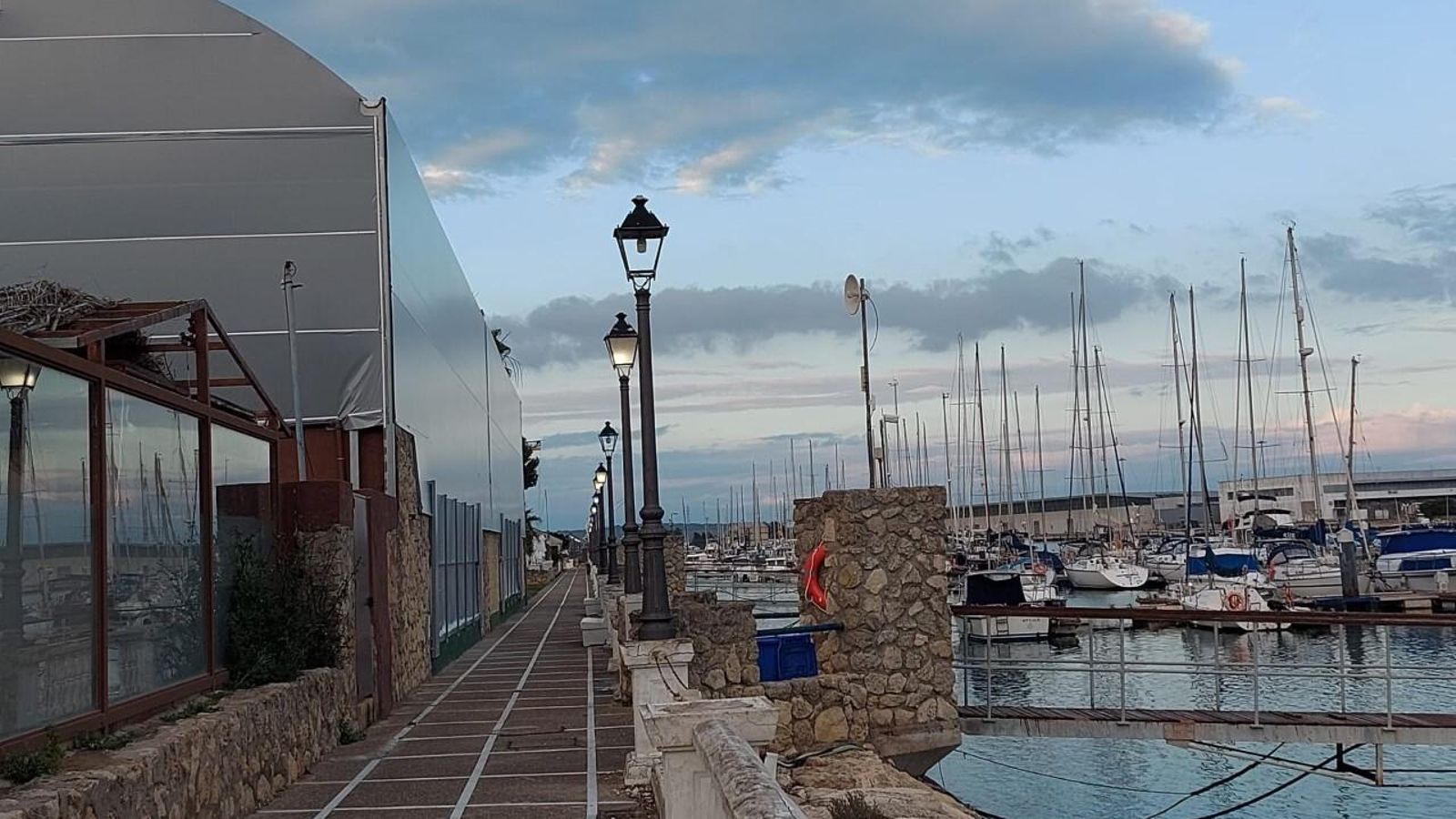 Otra imagen del "mamotreto" instalado junto al río.