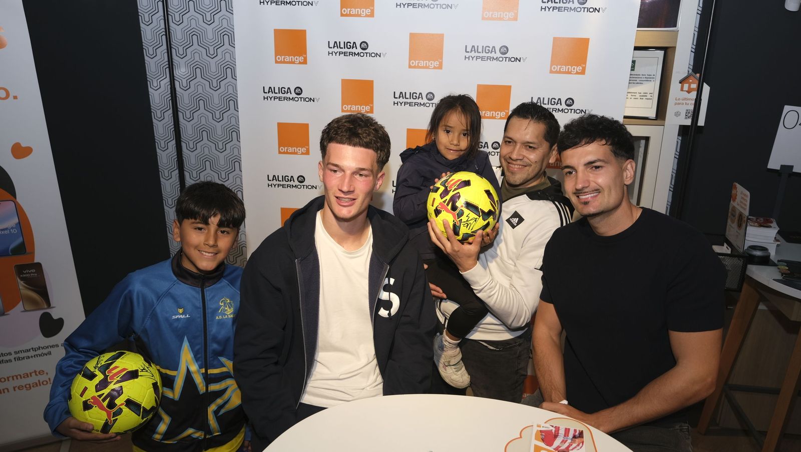 Búscate en las fotos de la firma de los jugadores de la U.D. Almería en la tienda Orange