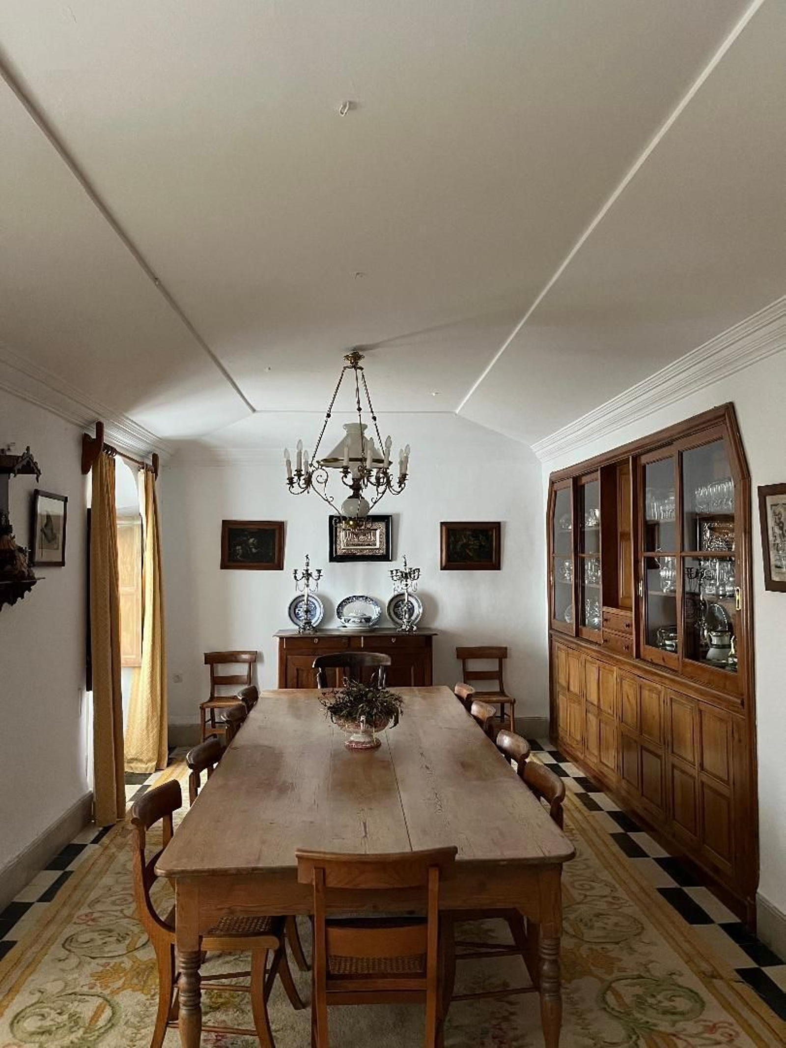 Comedor Una gran mesa de pino del siglo XIX junto con una sillería de madera y rejilla, preside la parte central de esta estancia.