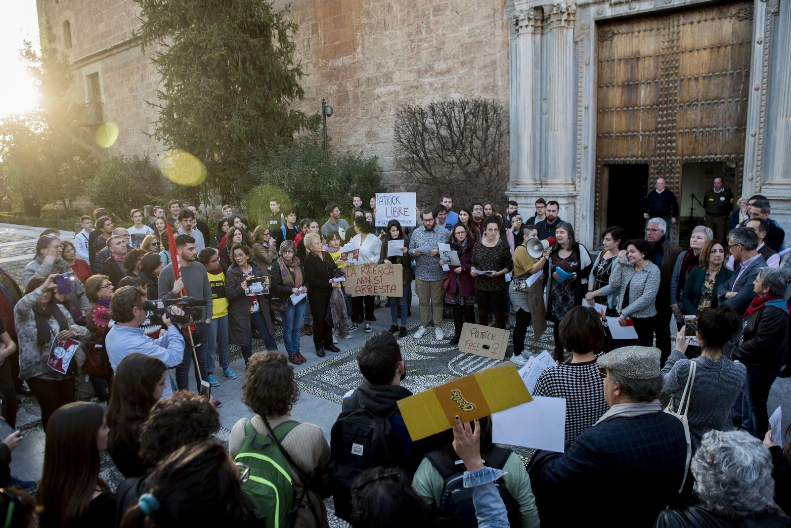 La concentración en apoyo a Patrick George Zaki se celebró ayer frente al Hospital Real.