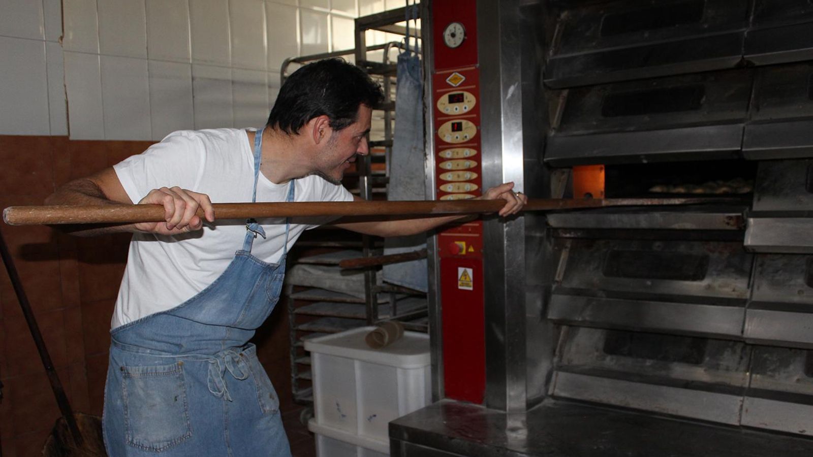 Emilio Gimeno hornea unas empanadillas.