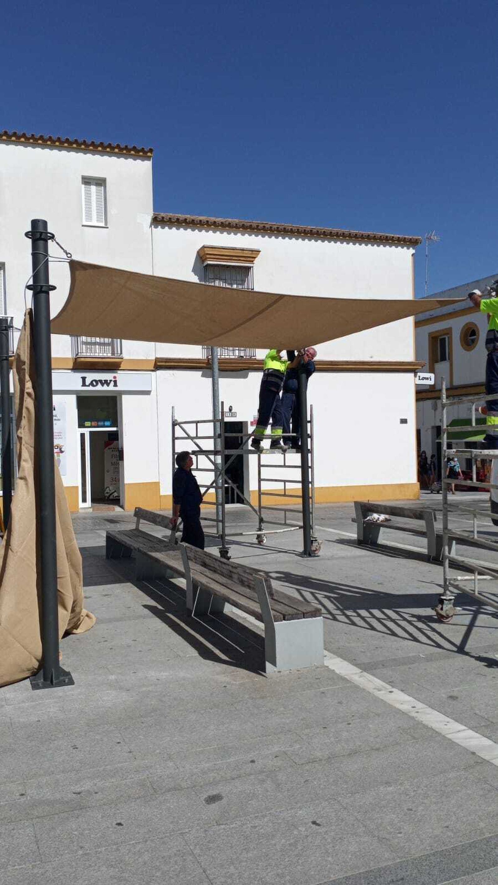 Instalación de los toldos en la Plaza Pedro Álvarez Hidalgo
