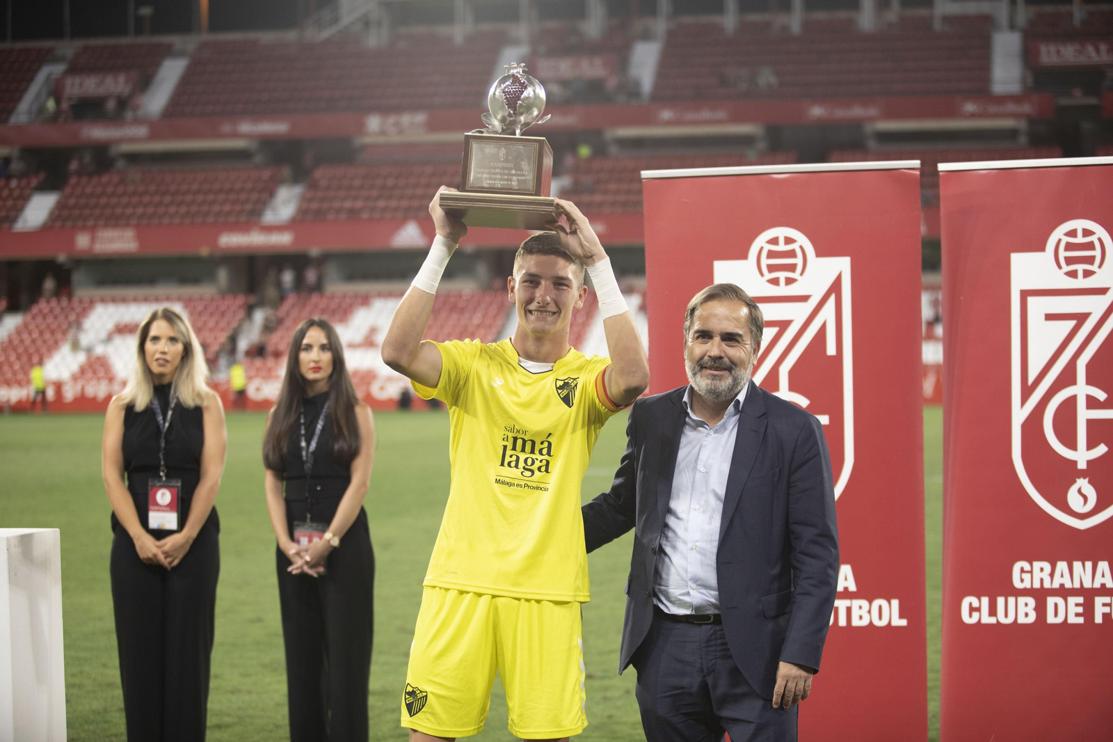 Carlos López levanta el trofeo de campeón. Carlos López levanta el trofeo de campeón.