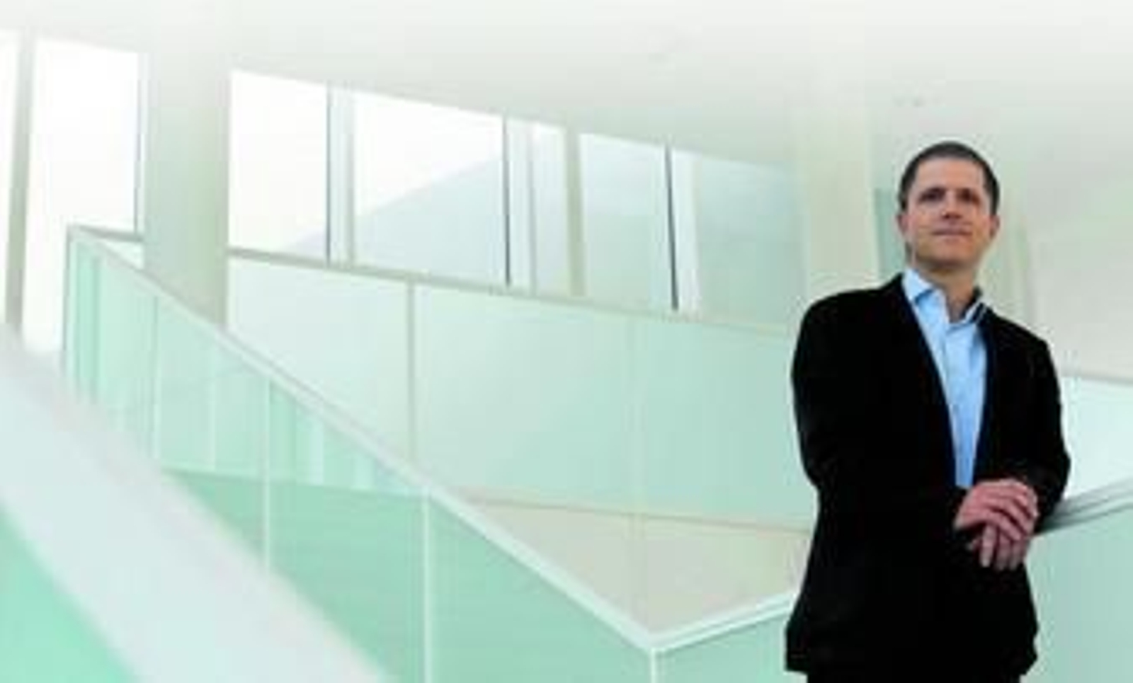 El arquitecto posa en su obra construida más reciente, la Facultad de Ciencias de la Salud, en la ampliación del campus de Teatinos.