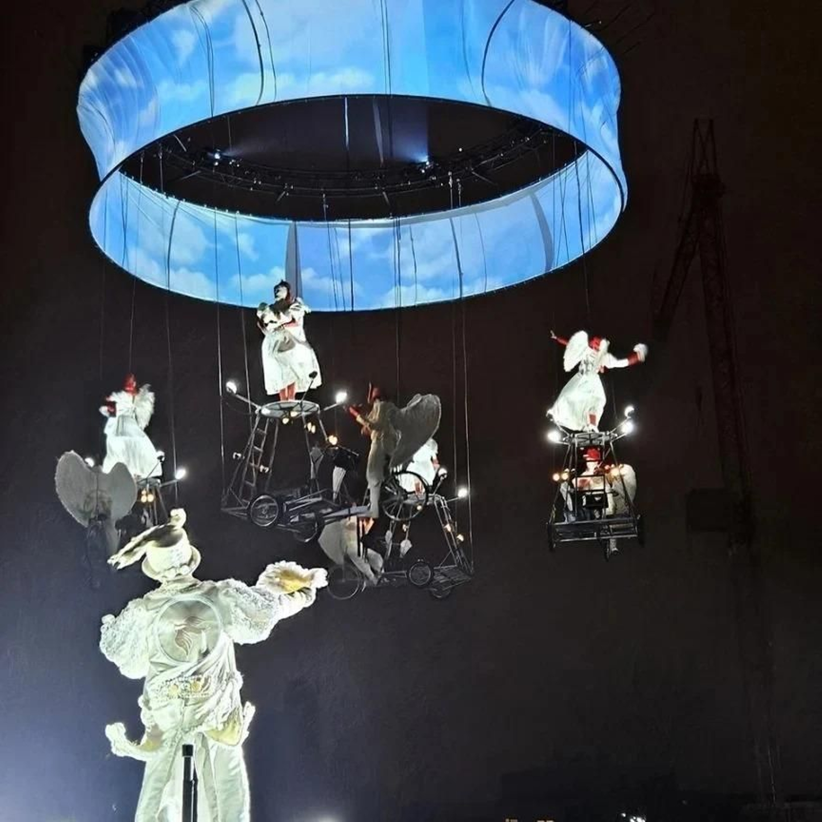 Ángeles en el aire del espectáculo 'Pedaleando Hacia el Cielo' contratado para Almería