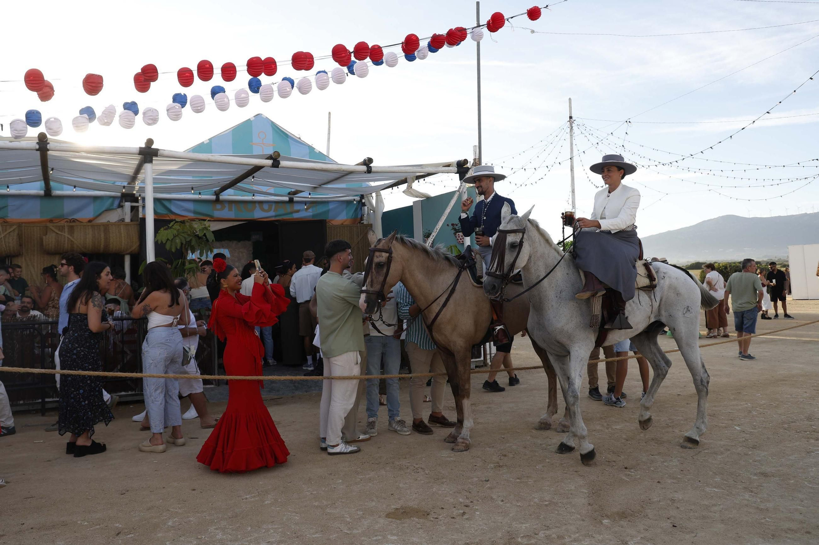 Búscate en las fotos del lunes en la Feria de Tarifa 2025