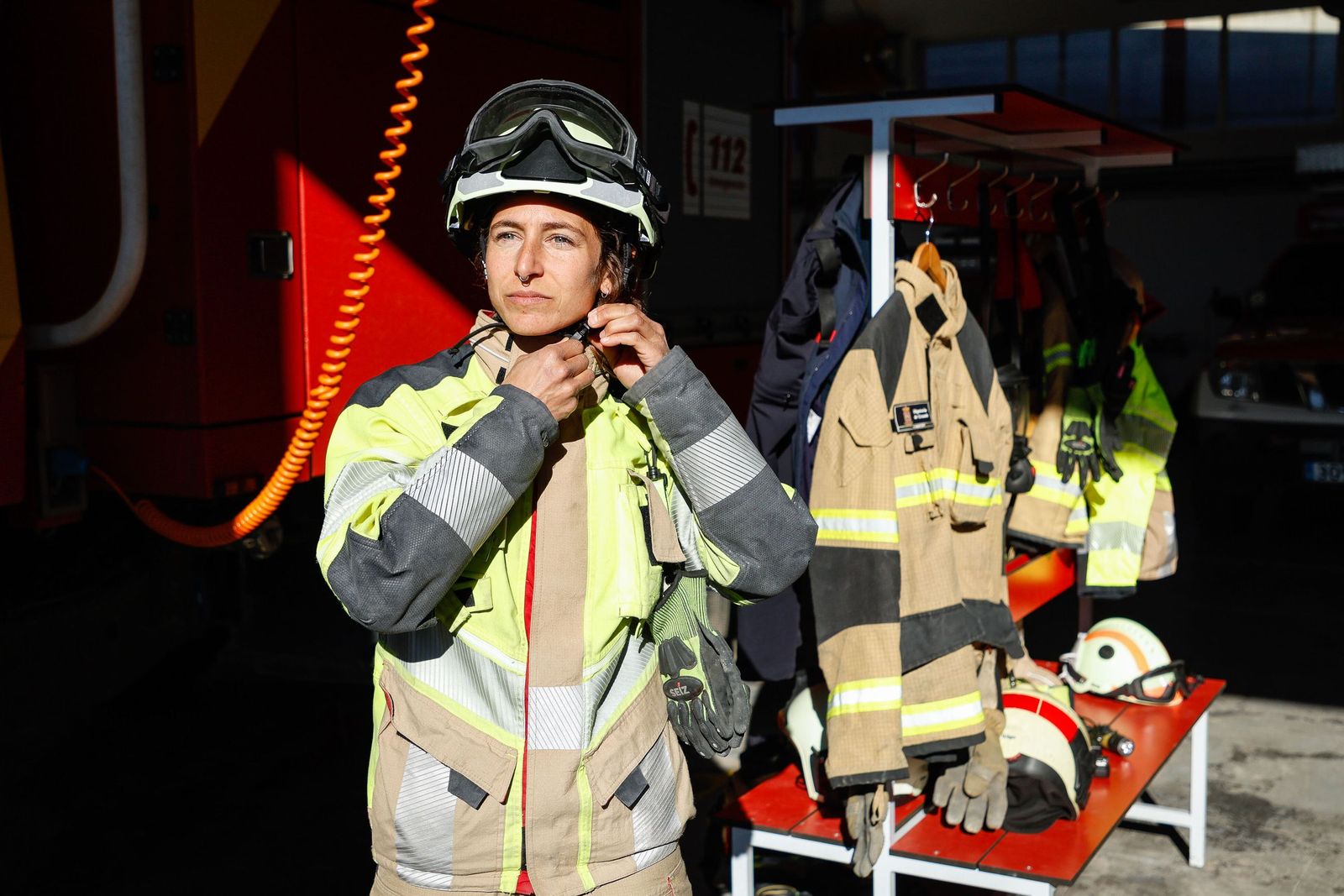 Mónica preparándose con el uniforme.