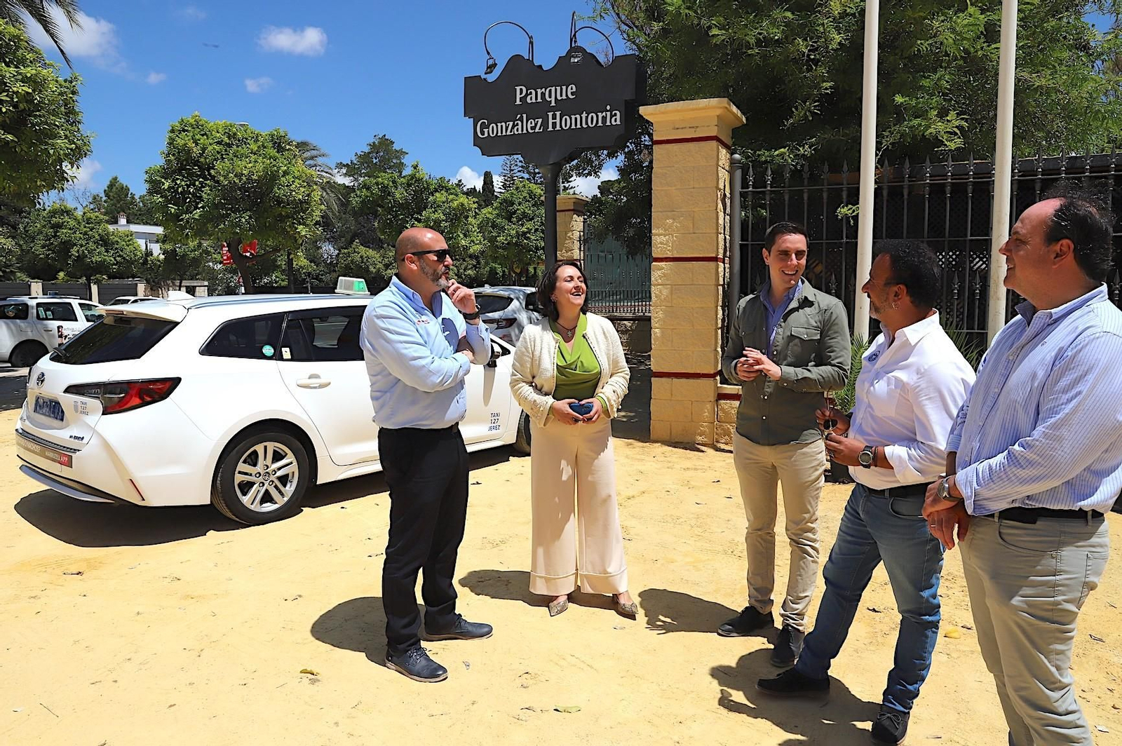 Alejandro García, de Tele-Taxi, junto a los delegados municipales.