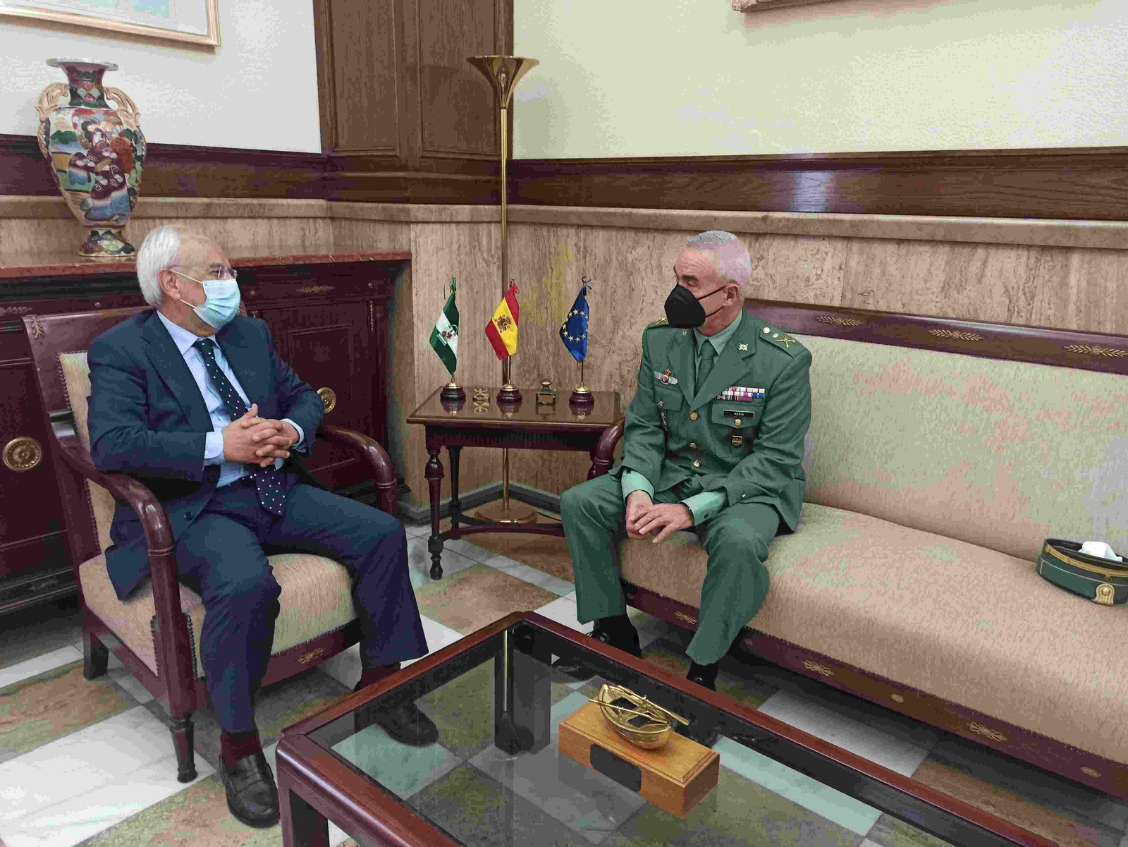 El subdelegado del Gobierno recibe al general Marín Elvira, nuevo jefe de La Legión en Almería