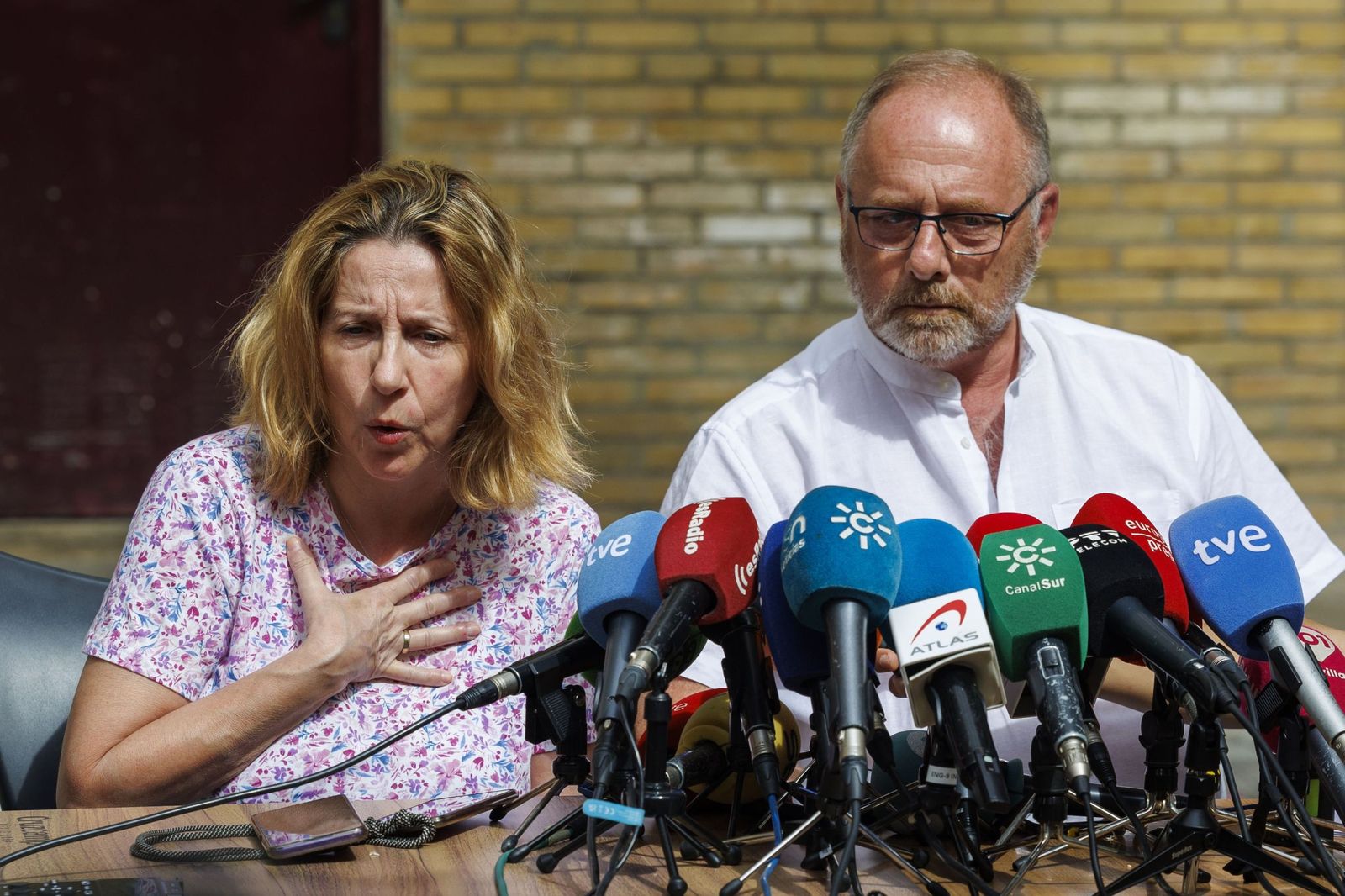 Eva Casanueva y Antonio del Castillo, padres de Marta, en una rueda de prensa.
