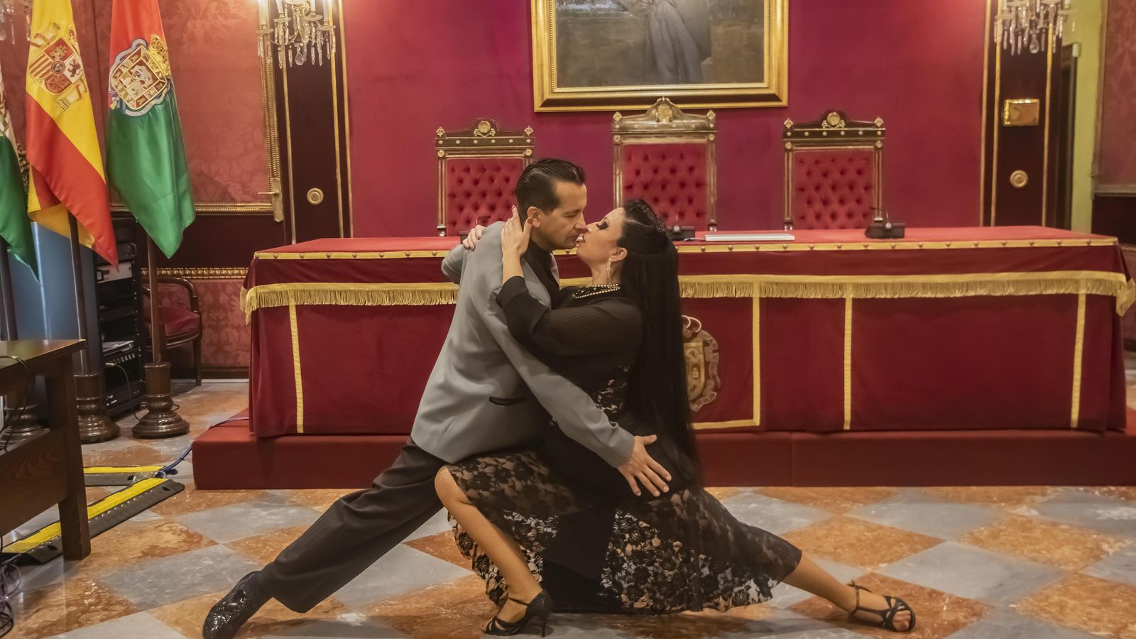 Una pareja baila en el Ayuntamiento de Granada durante la presentación de la pasada edición.