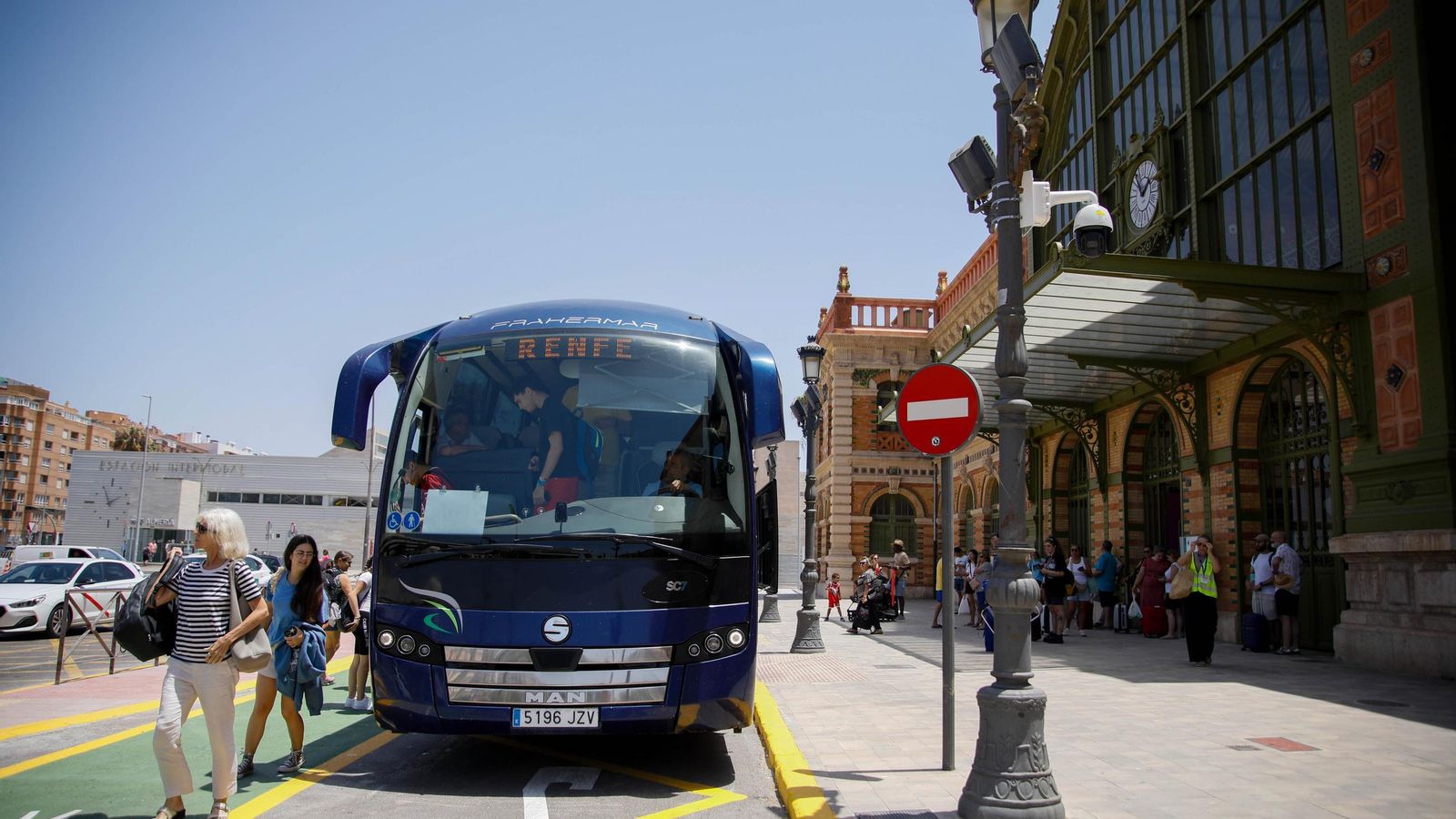 Los autobuses lanzadera hacia Huércal tienen de parada la entrada principal del histórico edificio