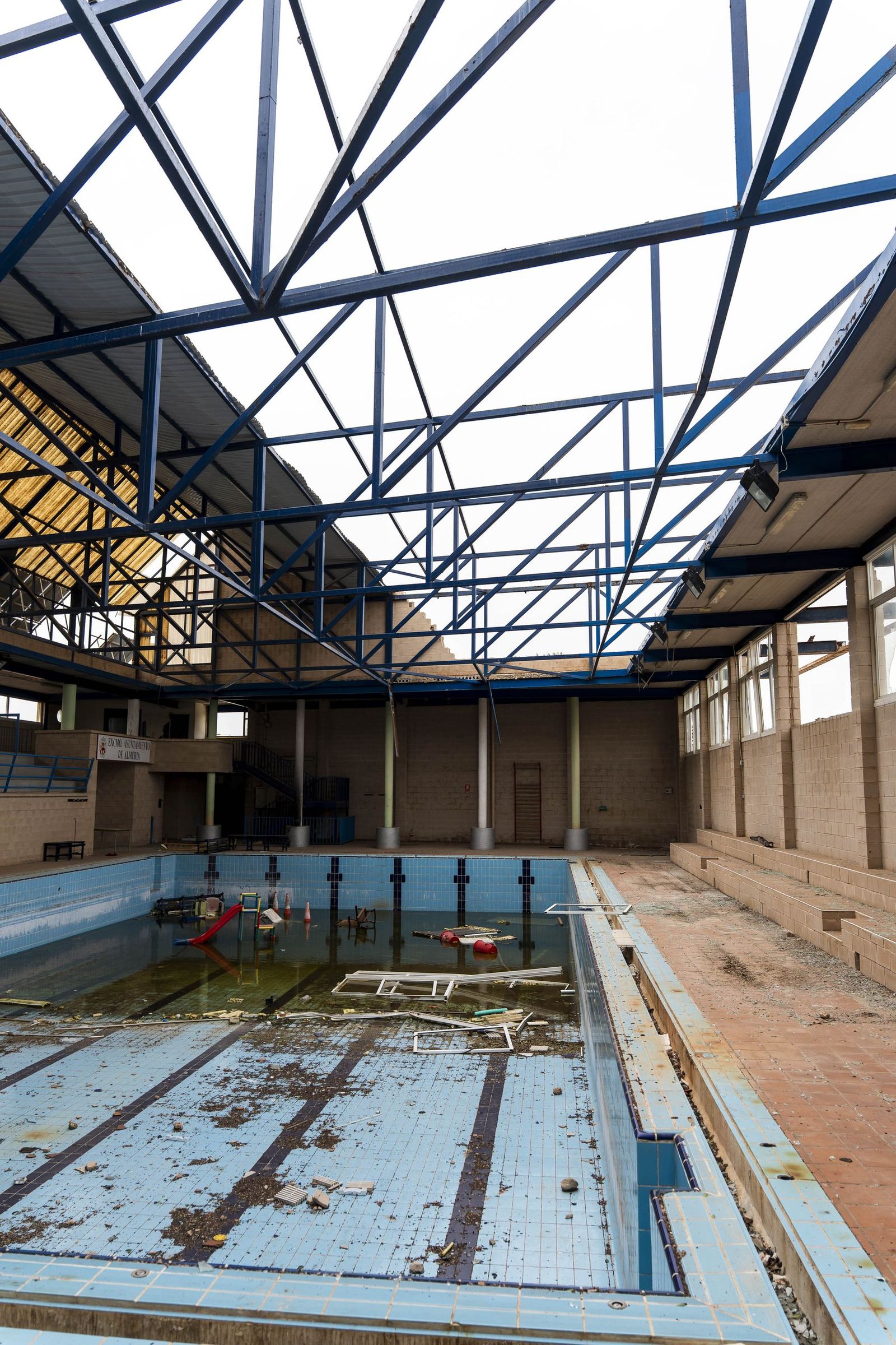 Las pistas deportivas y piscina de Costacabana, en imágenes