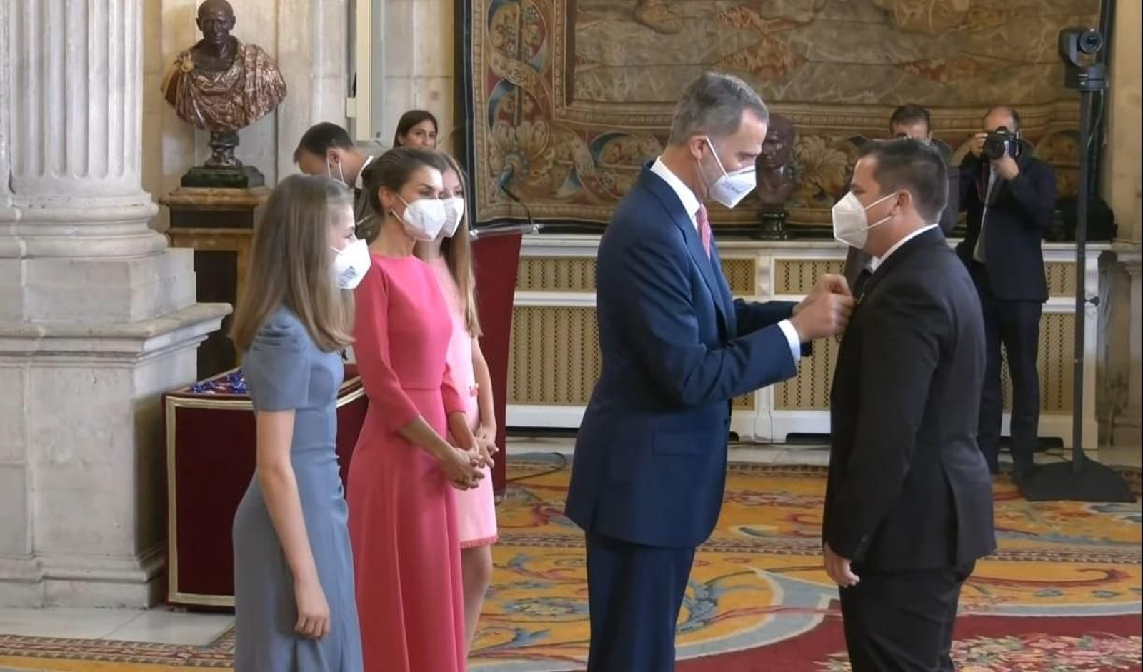 Imposición de la distinción en el Palacio Real.