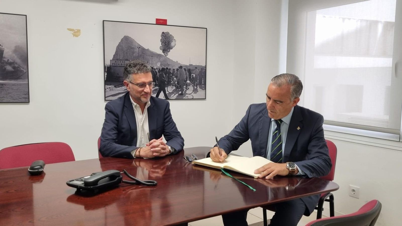 Alfonso Escuadra firma en el libro de honor de Europa Sur en presencia del director, Javier Chaparro. Alfonso Escuadra firma en el libro de honor de Europa Sur en presencia del director, Javier Chaparro.