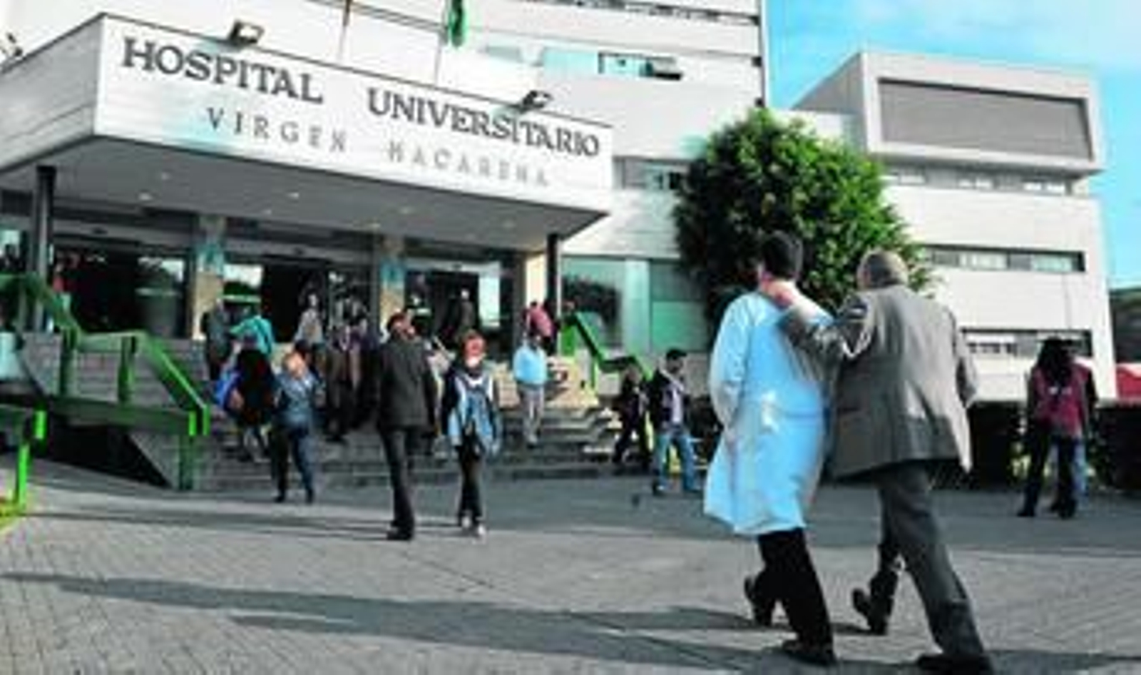 Pacientes y personal médico en el acceso al Hospital Virgen Macarena.