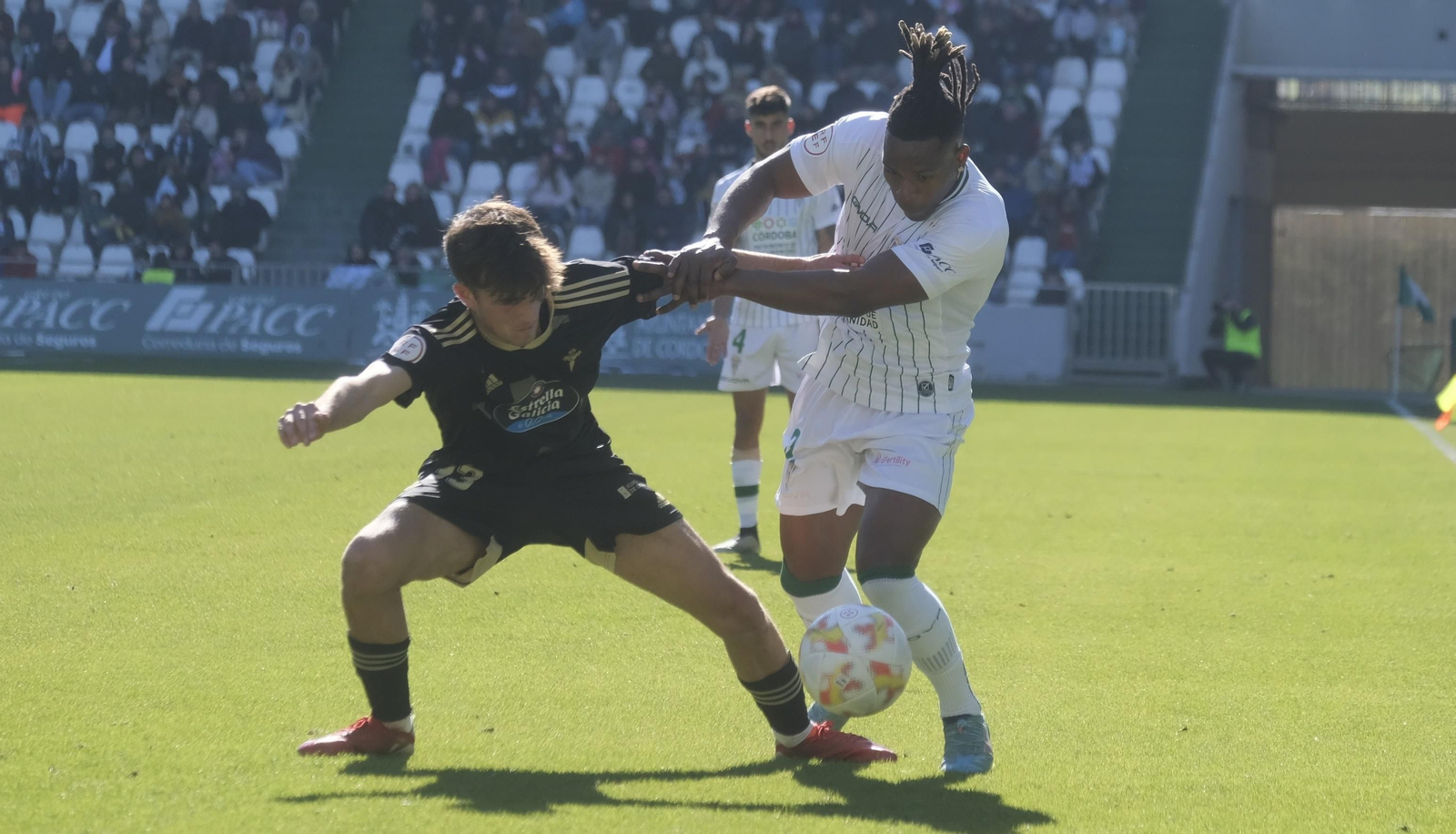 Cedric Teguia intenta marcharse de la presión de Javi Rodríguez.