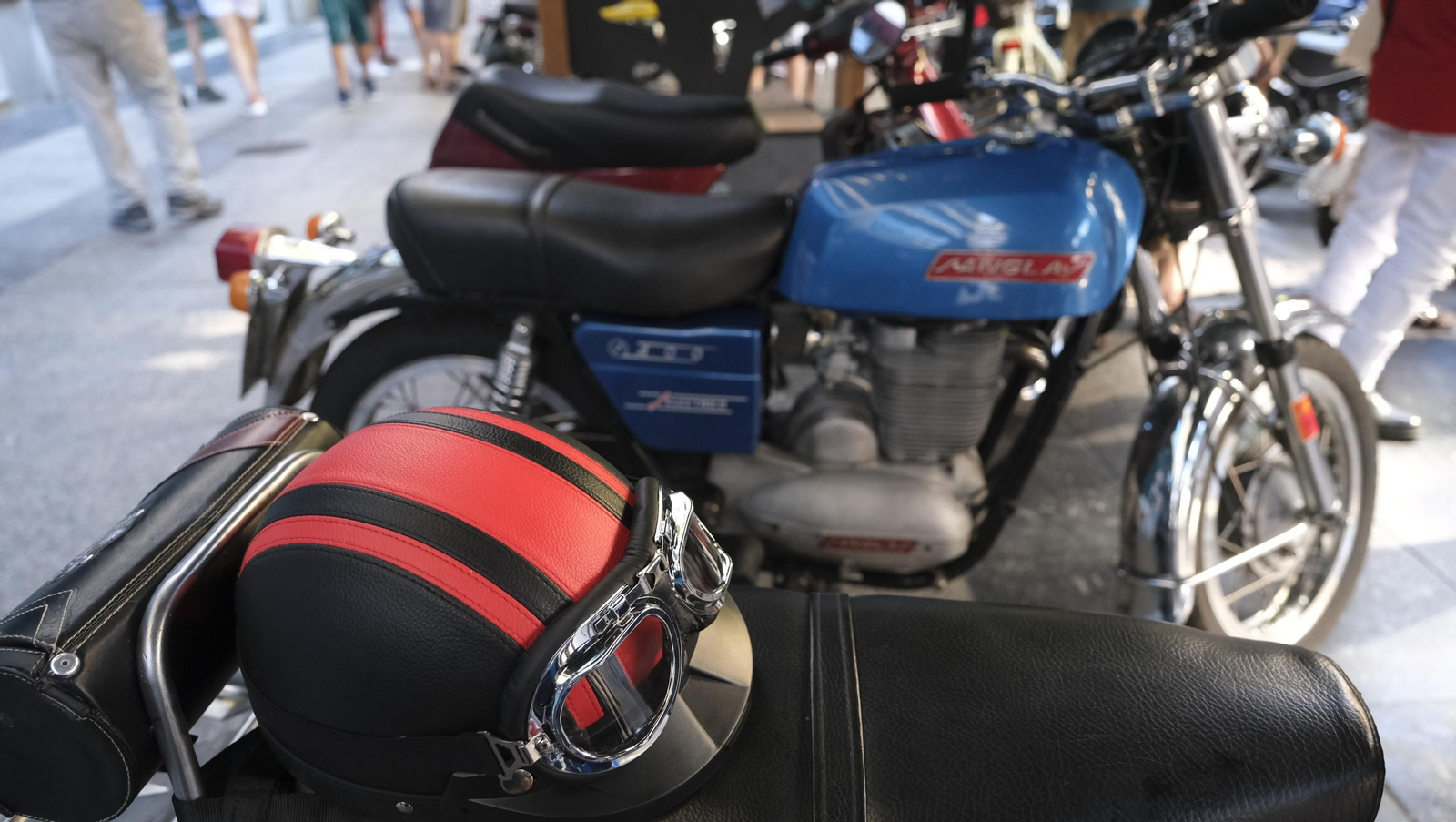 Las motos antiguas dan brillo a la Feria de Almería