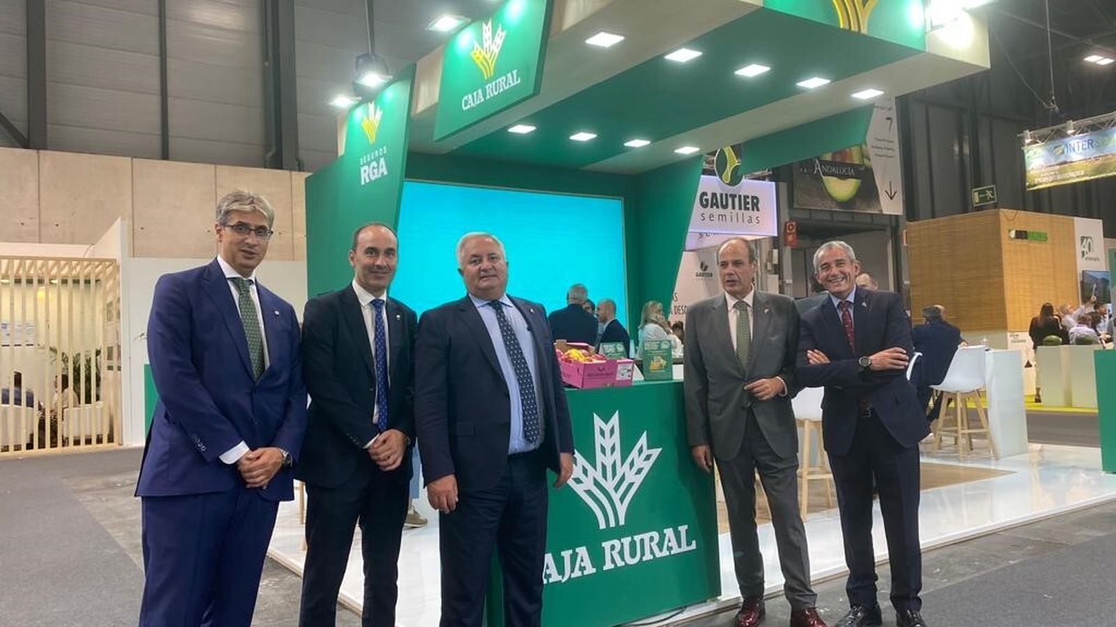 Un ampio equipo de directivos de Caja Rural del Sur ha estado con los productores andaluces en la feria.