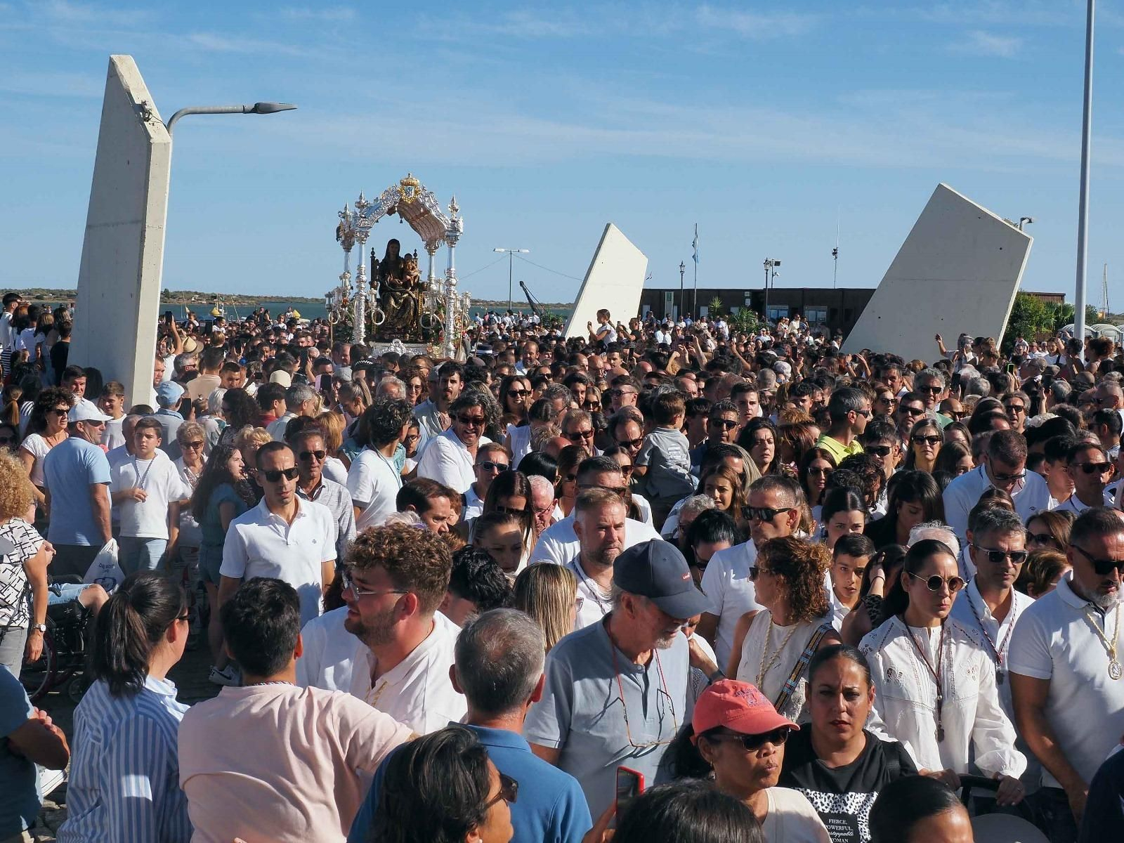 Imágenes del desembarco de la Virgen de la Bella en el Terrón de Lepe