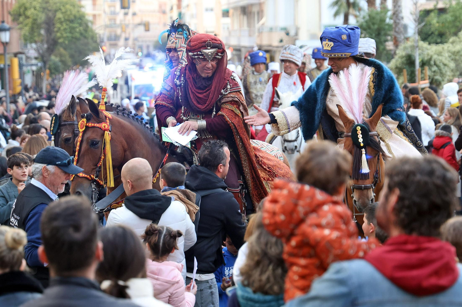 Imágenes del Heraldo Real anunciando la llegada de los Reyes Magos a Huelva