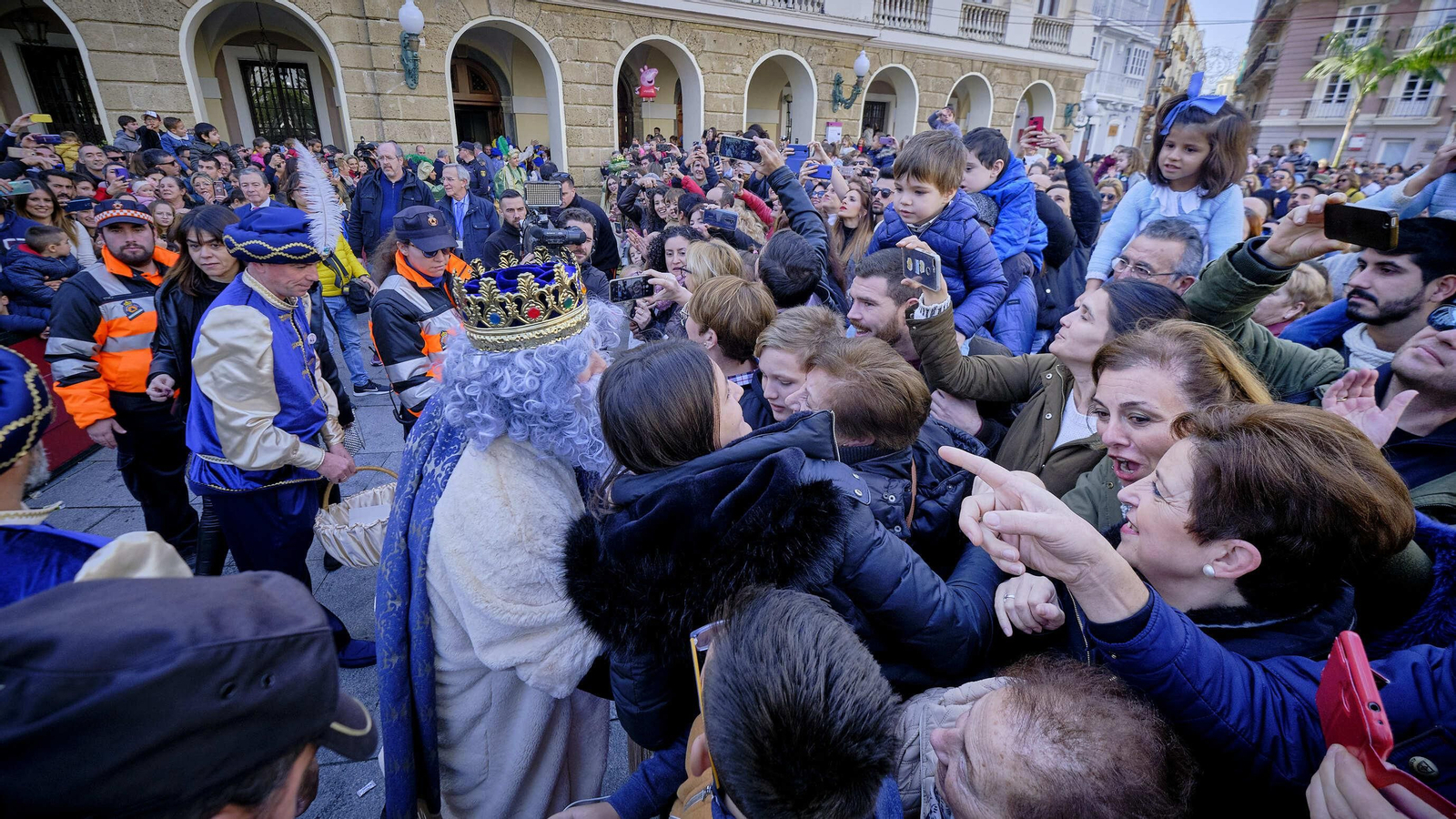 Los Reyes Magos saludan desde el balcón del Ayuntamiento