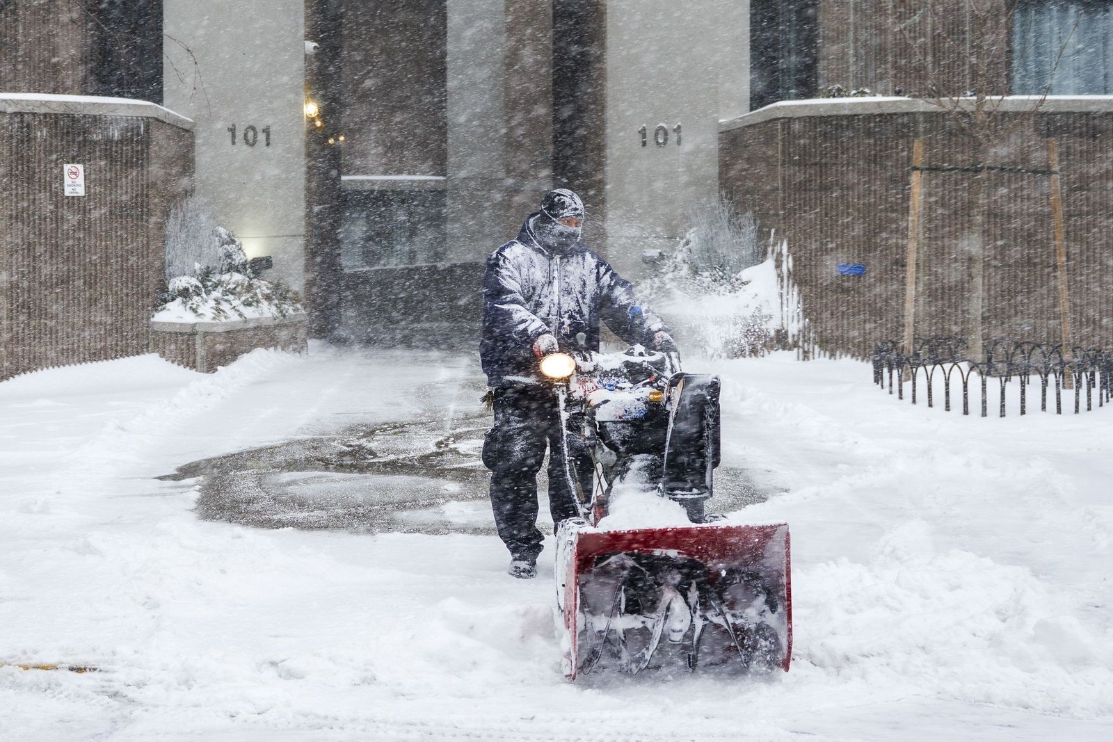 Las gélidas y blancas imágenes que deja la tormenta monstruosa en los EEUU
