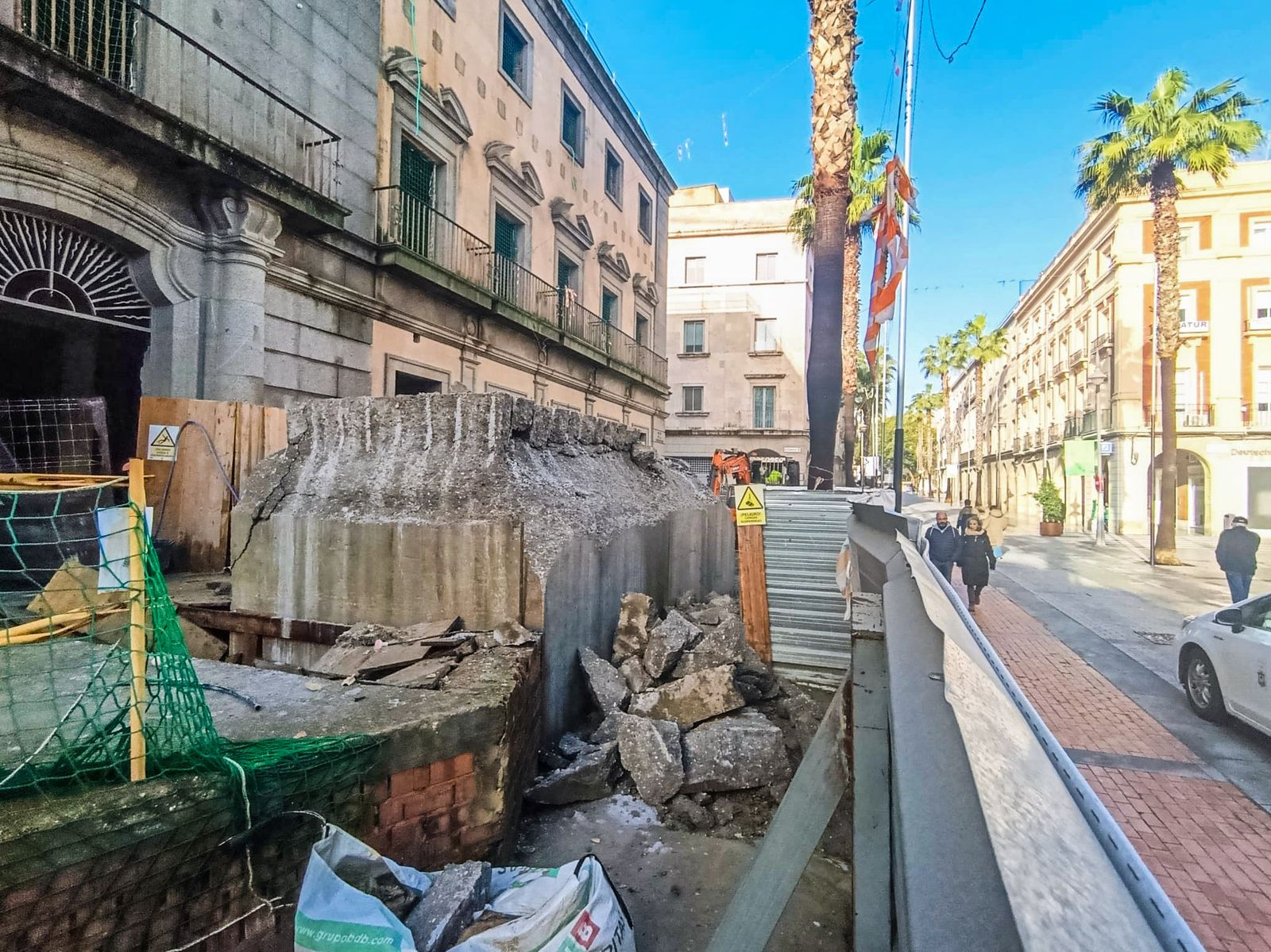 Fotos de la demolición de los bloques de hormigón situados alrededor del edificio de Hacienda