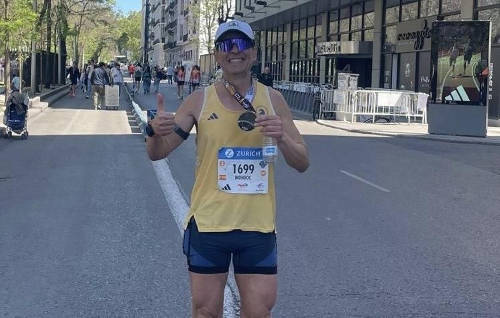 El doctor Antonio Ríos Luna posa con la medalla durante su participación el pasado fin de semana en el Maratón de Madrid.