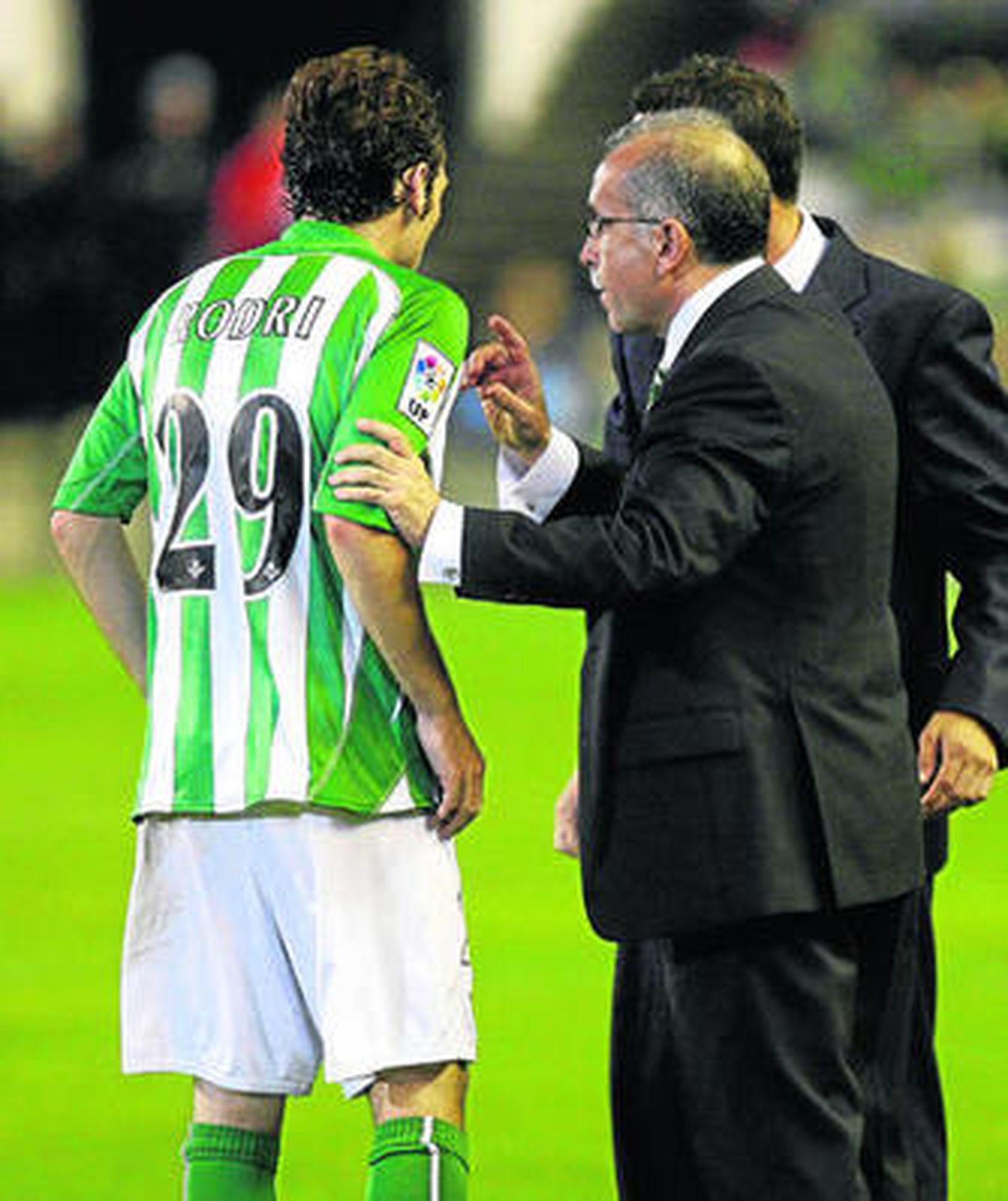 Antonio Tapia da instrucciones a Rodri.