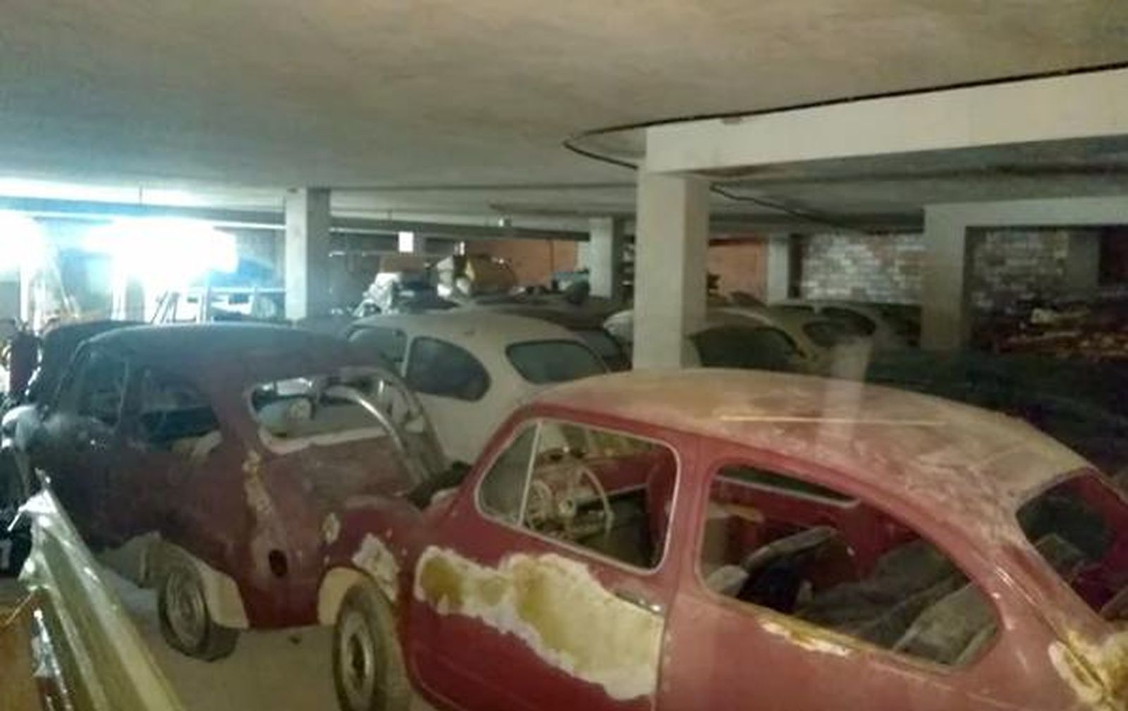 El lote de 29 SEAT 600 puesto en venta por un usuario en Wallapop