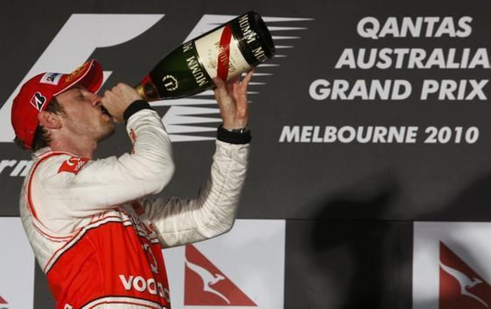 La victoria bien merecía un trago de champán. (FOTOS: AFP/Reuters/EFE)