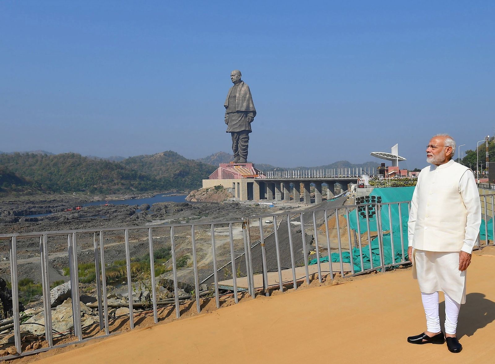 El primer ministro indio, Narendra Modi, posa cerca de la Estatua de la Unidad, en Gujarat (India)