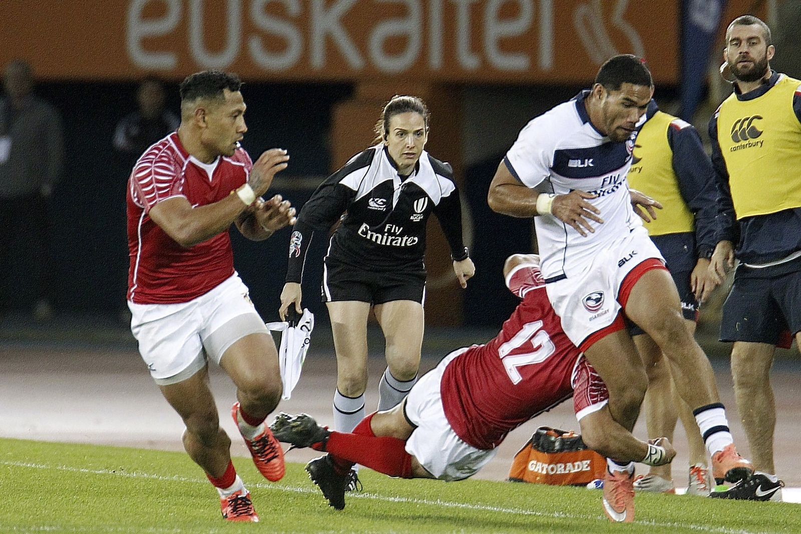 Nievas haciendo de juez de línea en el amistoso entre Estados Unidos y Tonga que se disputó en noviembre en Anoeta.